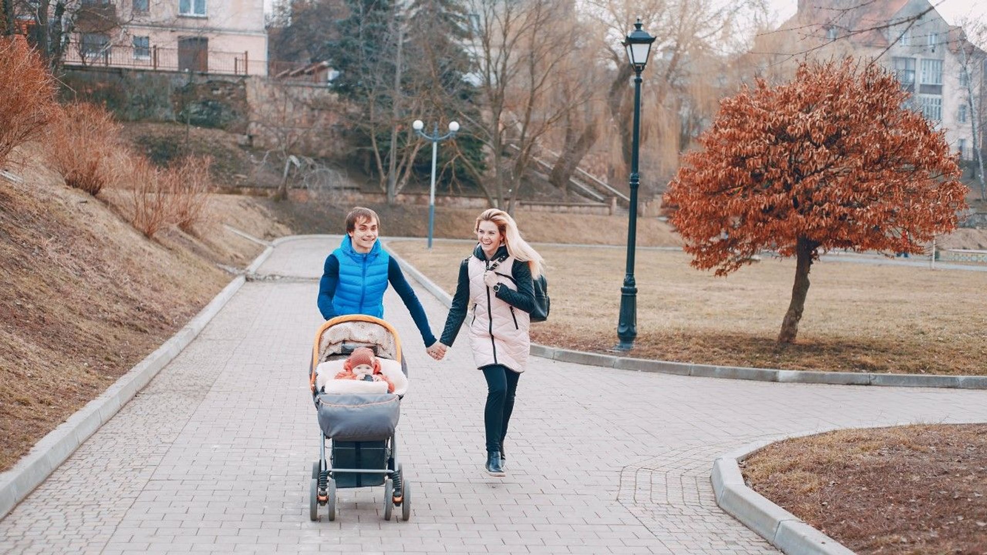 Spacer z dzieckiem a smog. Czy to zdrowe? Pediatra odpowiada