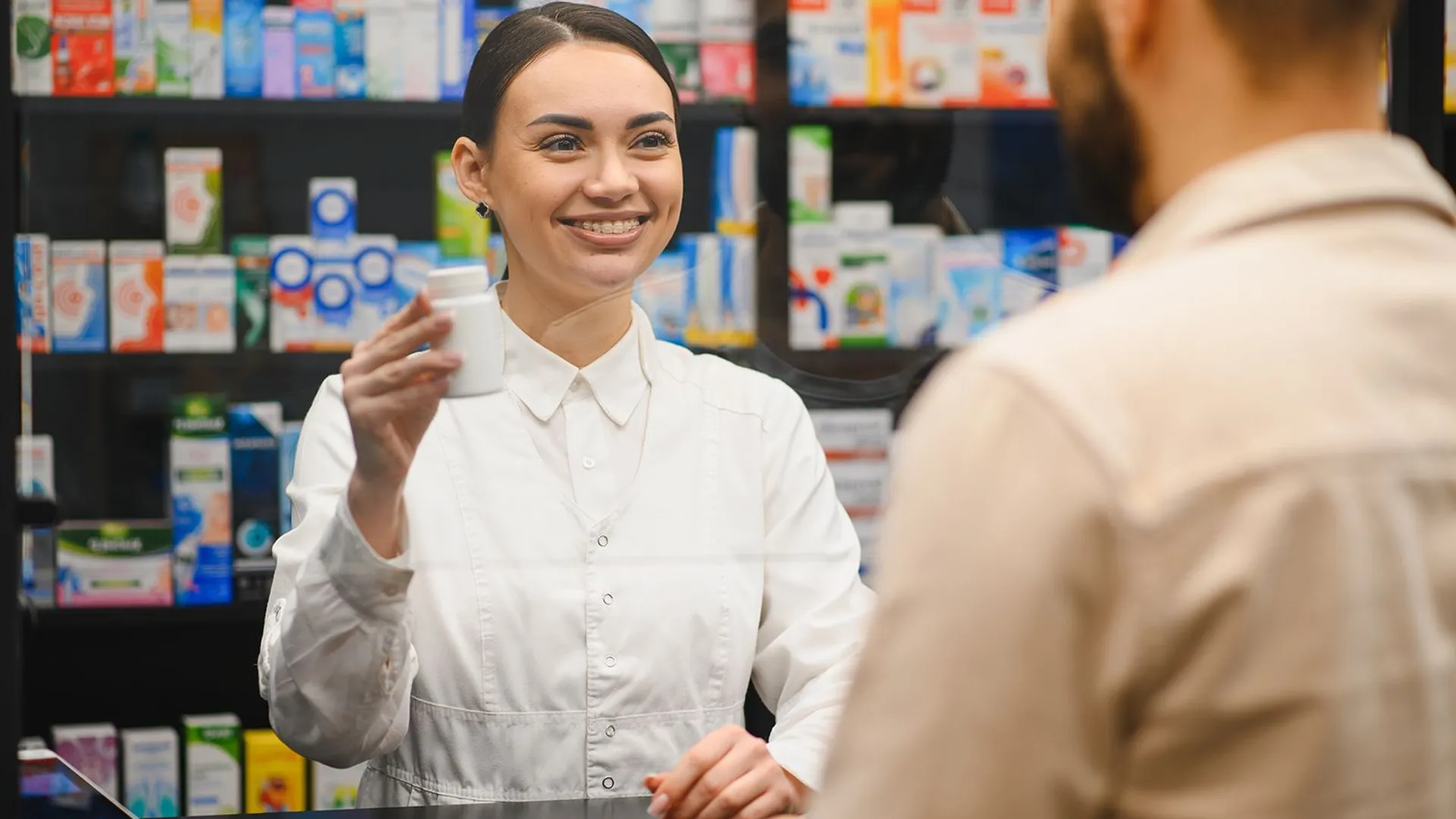 Młoda uśmiechnięta farmaceutka