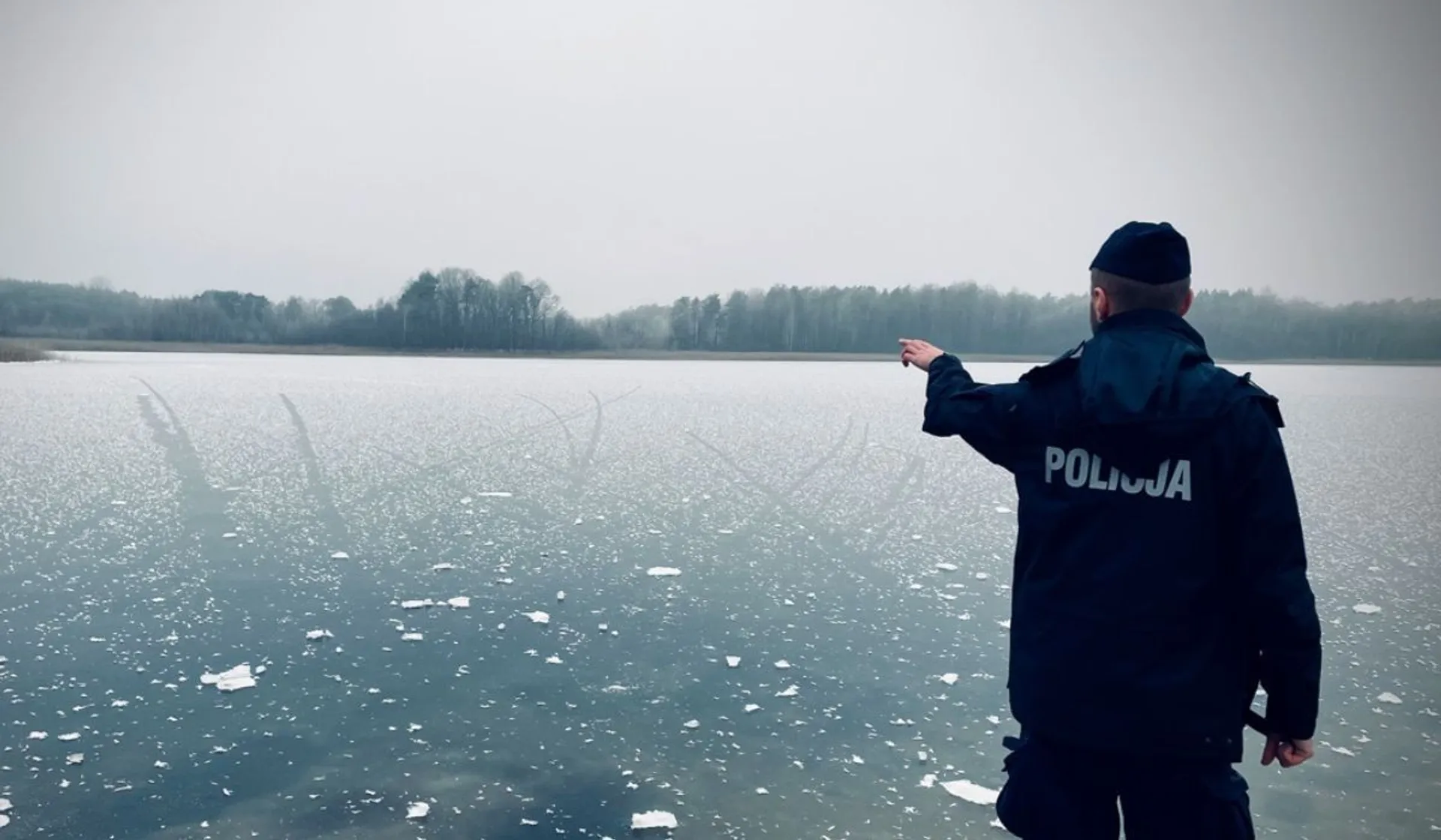 Pod chłopcami załamał się lód 