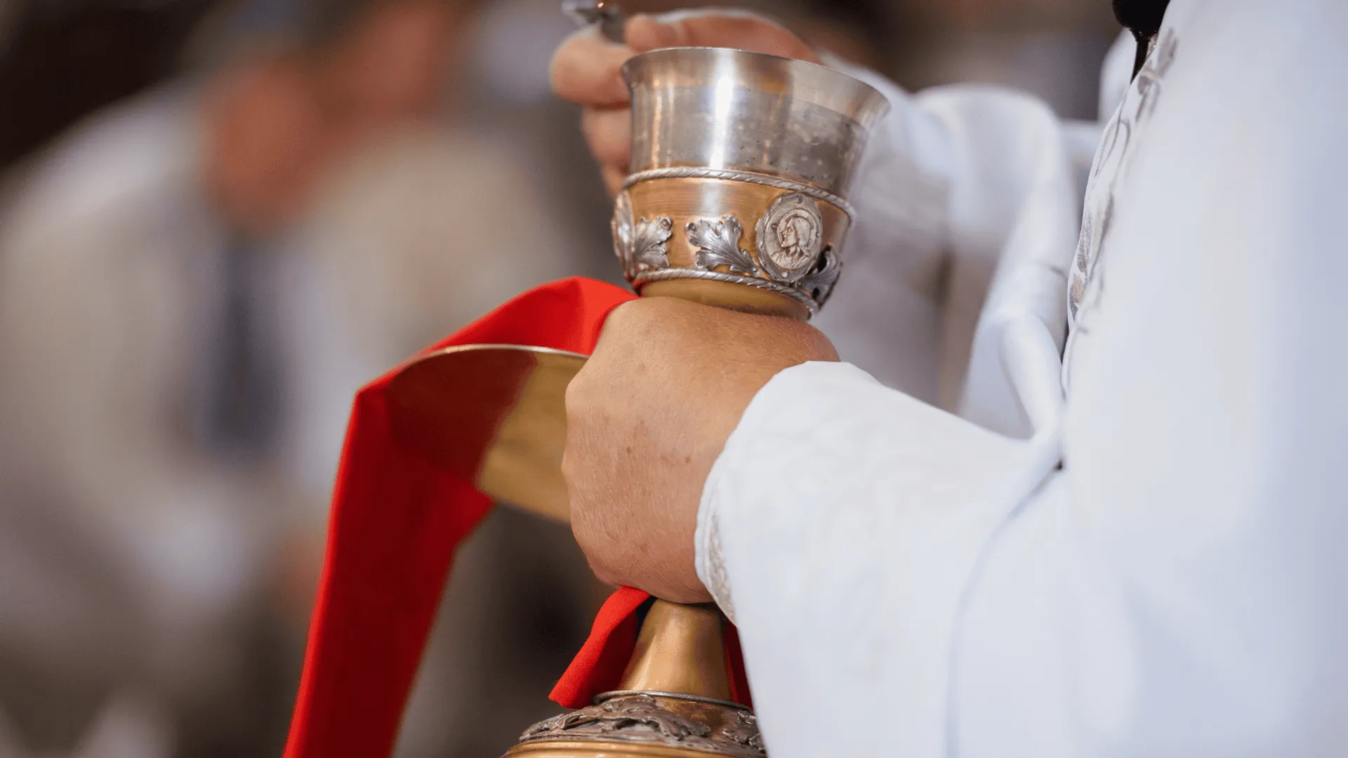 Biskup tarnowski staje przed sądem. Pierwsza w Polsce sprawa z takimi zarzutami