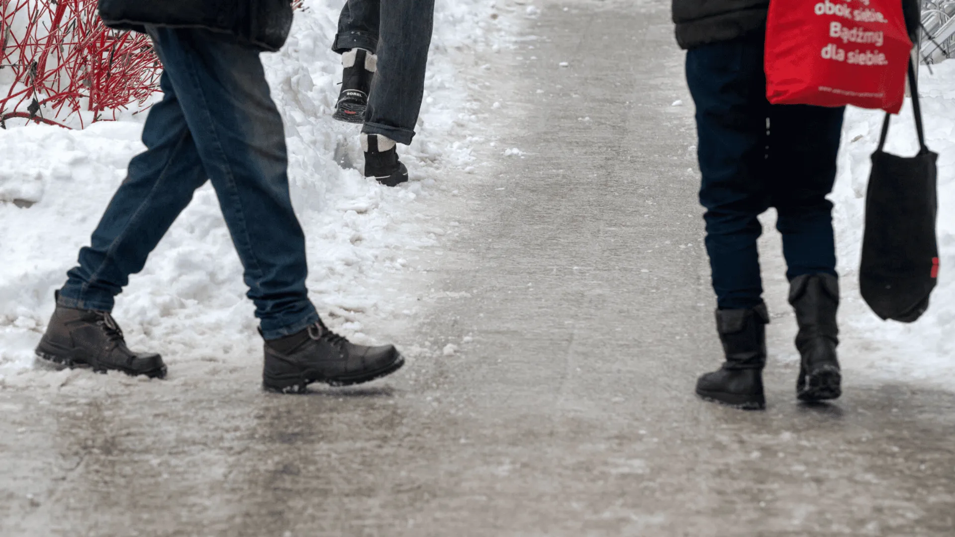 Gołoledź i odwilż na ulicach polskich miast