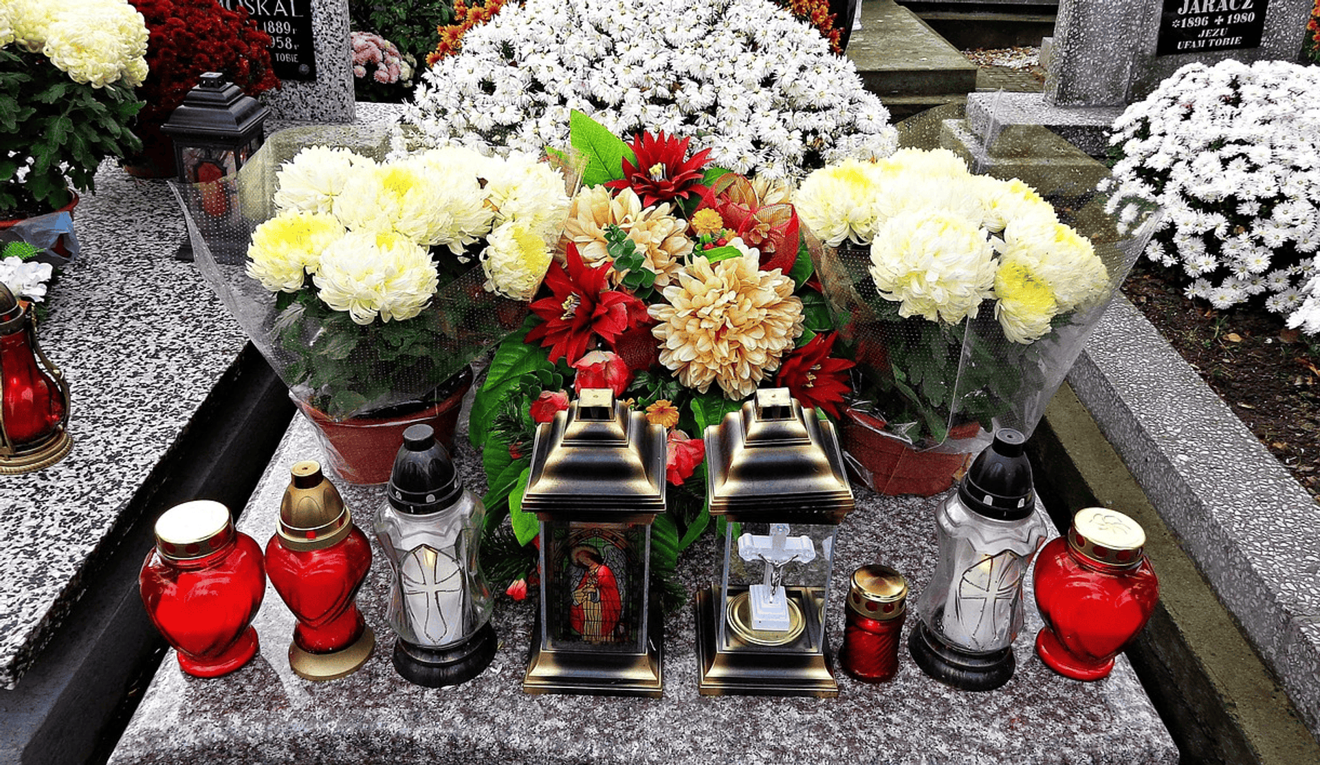 Когда убирают венки с кладбища. Цветы на могилу. Искусственные цветы на кладбище. Украсить могилу цветами. Могила с цветами.