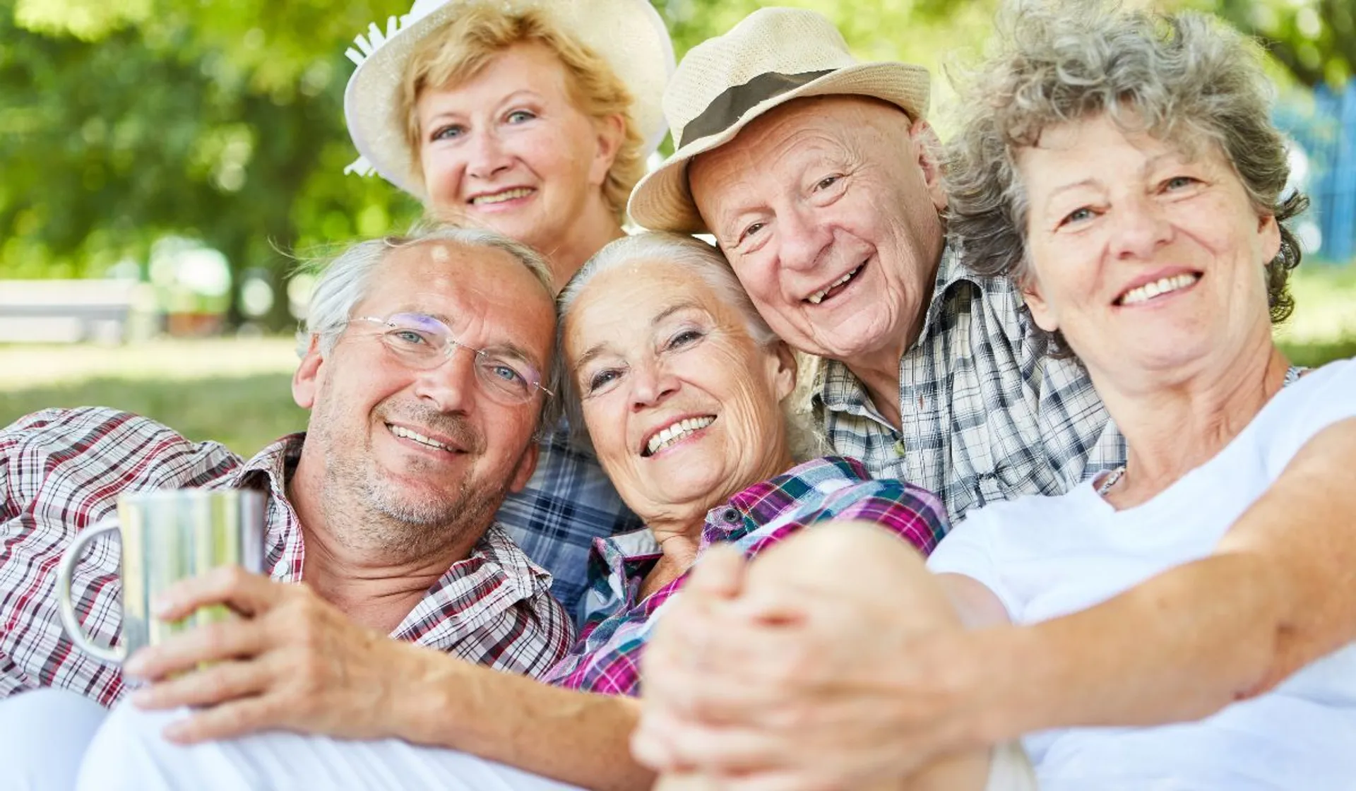 grupa szczęśliwych seniorów