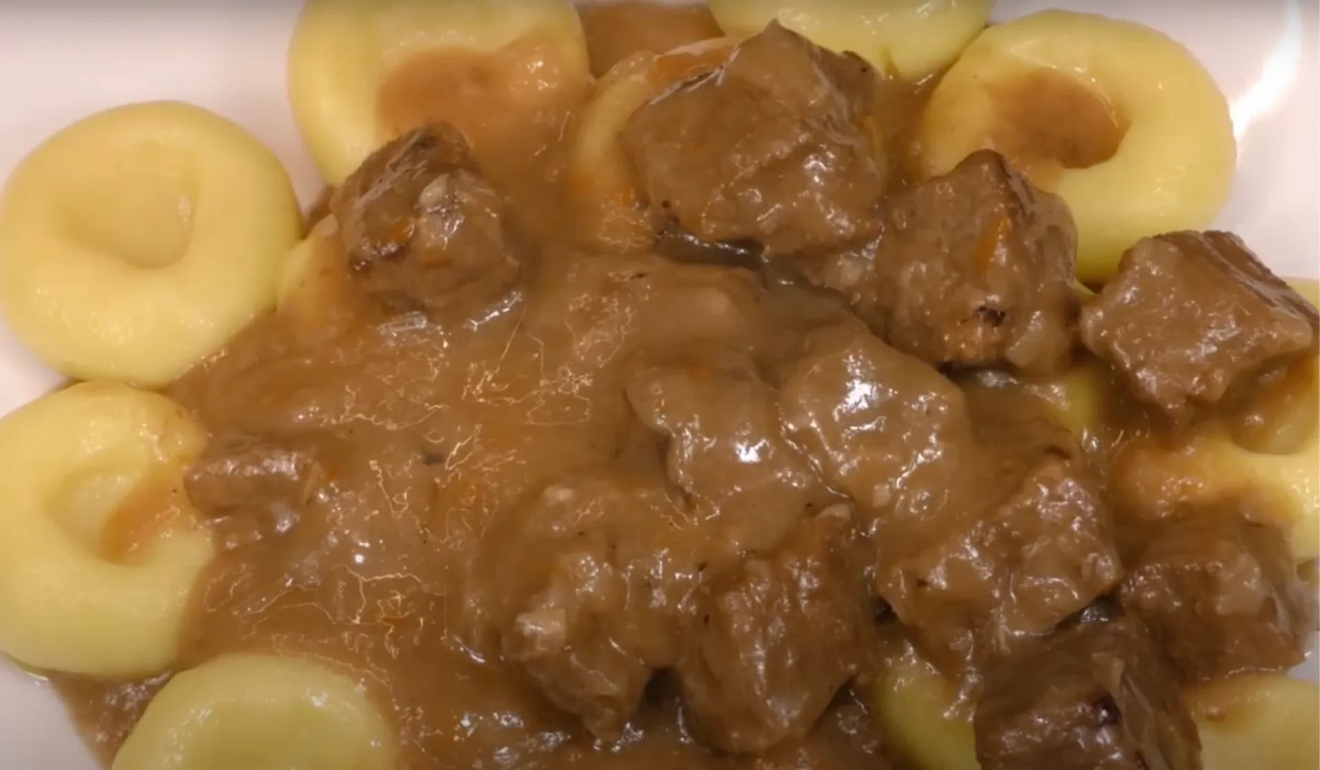 gulasz na kluskach śląskich