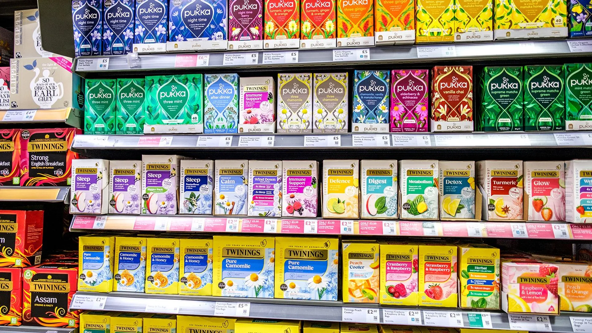 produkty na półce sklepowej