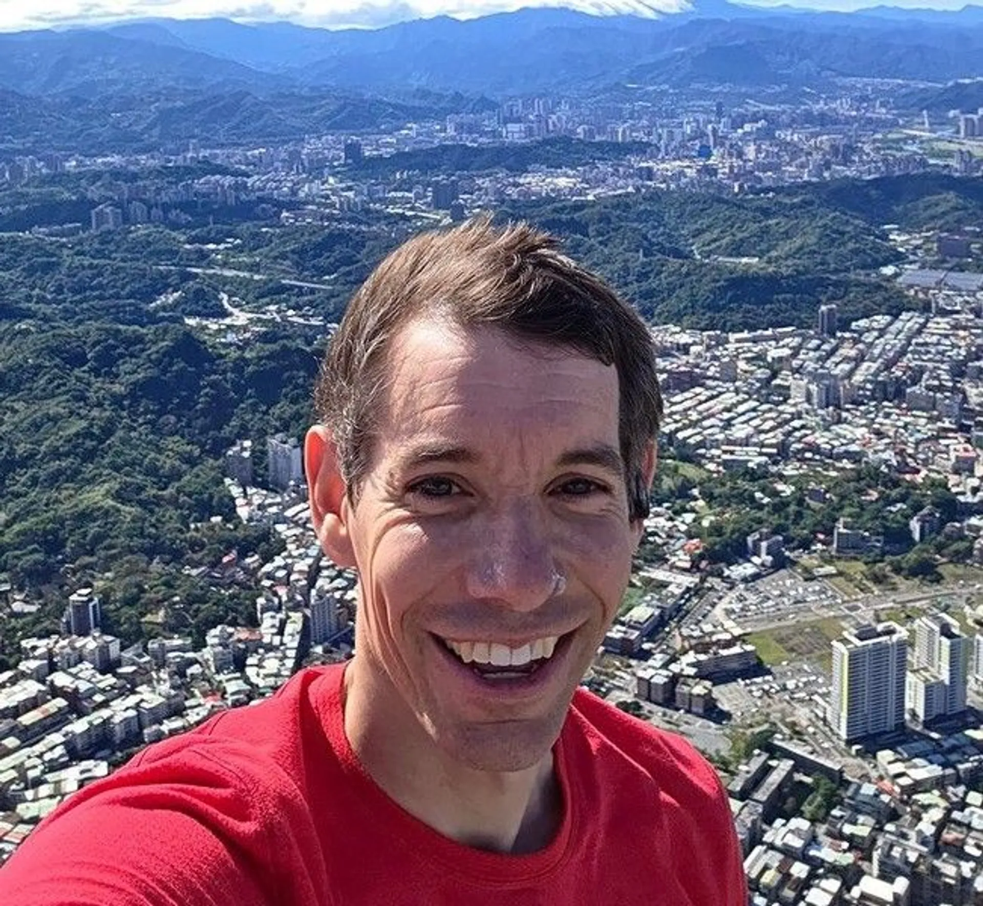 Ten człowiek wspiął się 500 metrów bez zabezpieczeń