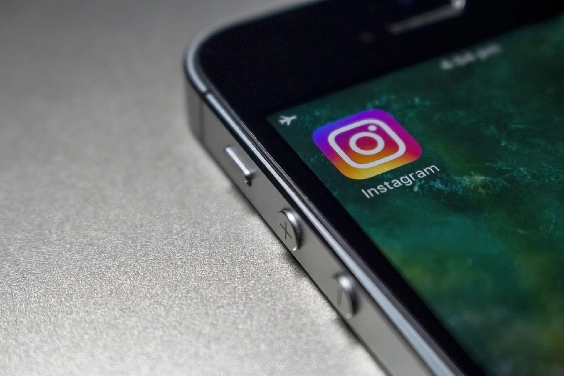 Telefon z aplikacją Instagram