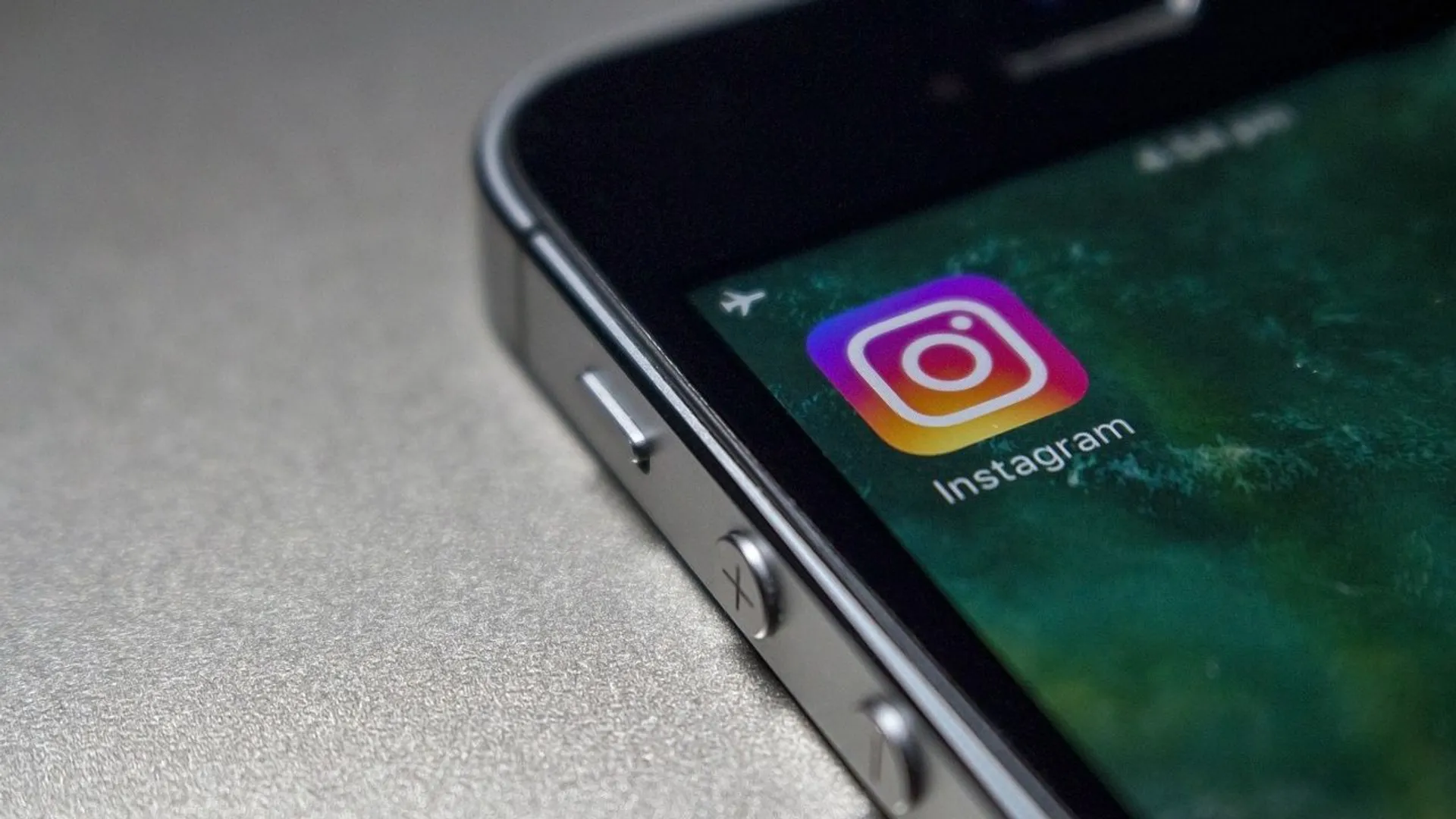 Smartfon z aplikacją Instagram