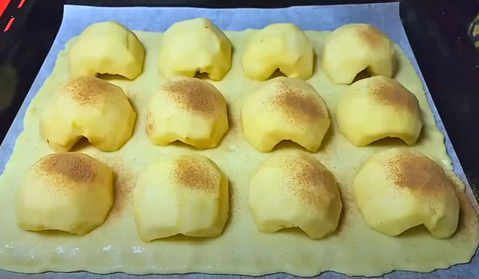 jabłka ułożone na blaszce 