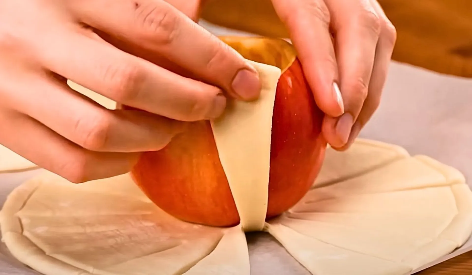 zawijanie jabłka w ciasto