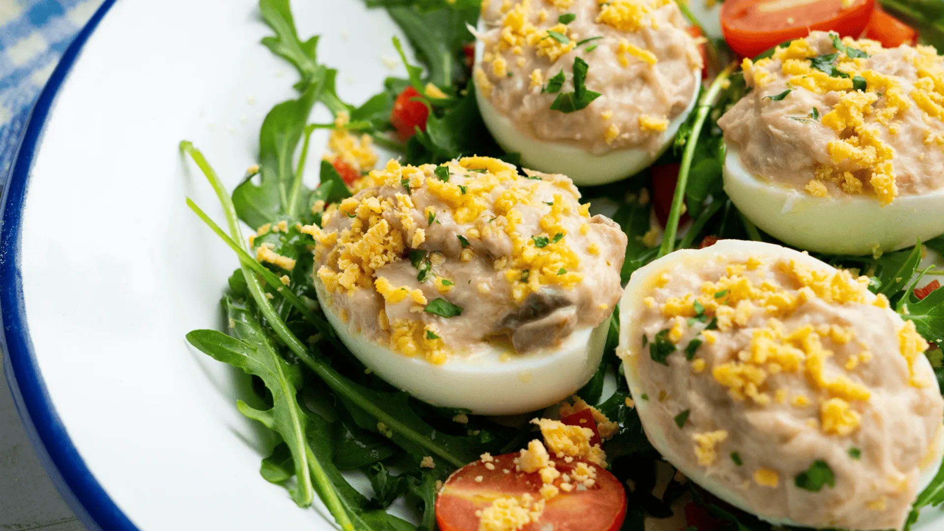 Auszpik i przedwojenne jajka faszerowane - tradycyjna przekąska na Wielkanoc