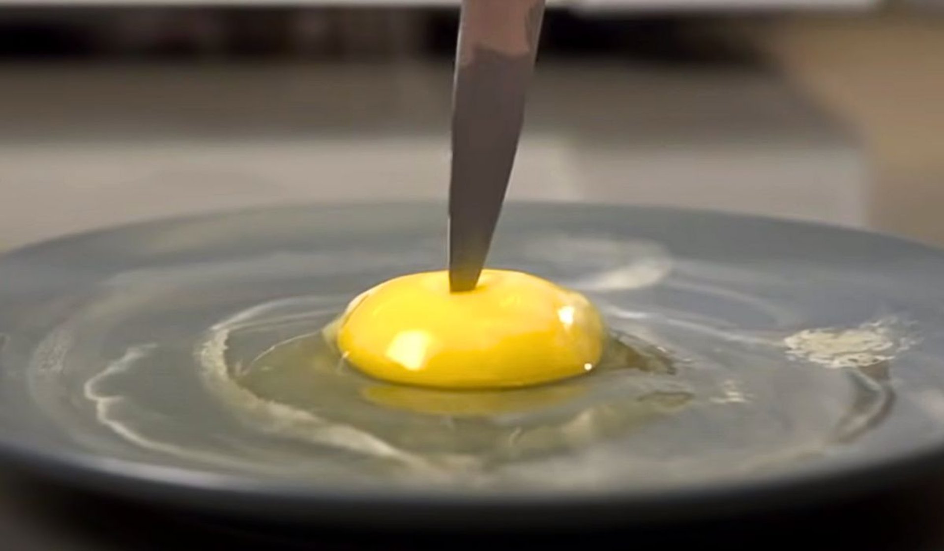 Можно ли вареное яйцо в микроволновке. Яйцо в микроволновке. Завтрак с яйцом. Микроволновка яйцо. Желток в микроволновке.