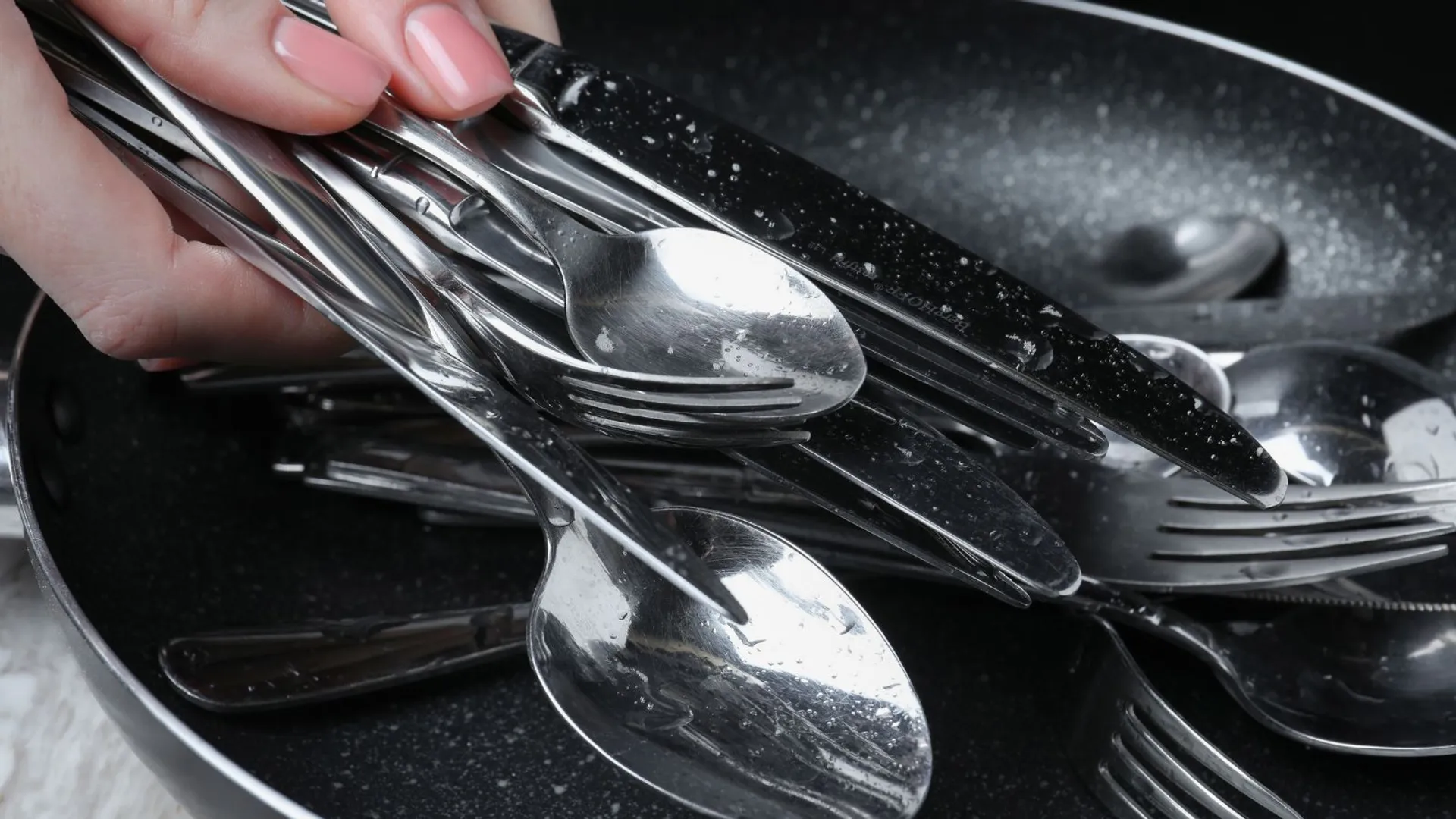 Sztućce będą jak nowe. Wystarczy trik z folią aluminiową