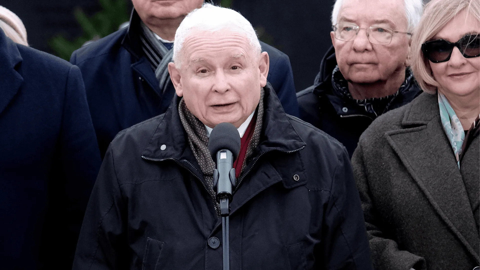 Przemawiający Jarosław Kaczyński.
