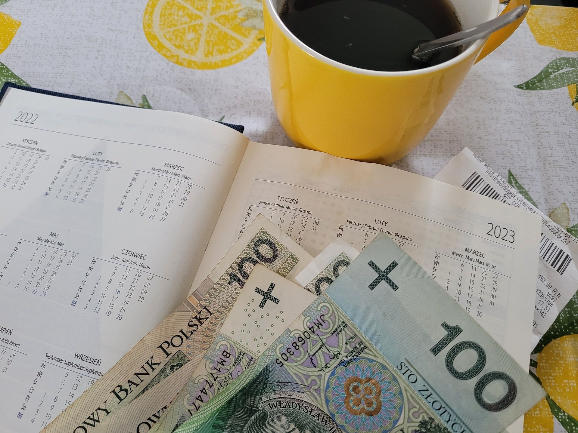 Pieniądze obok kalendarza i kawy 