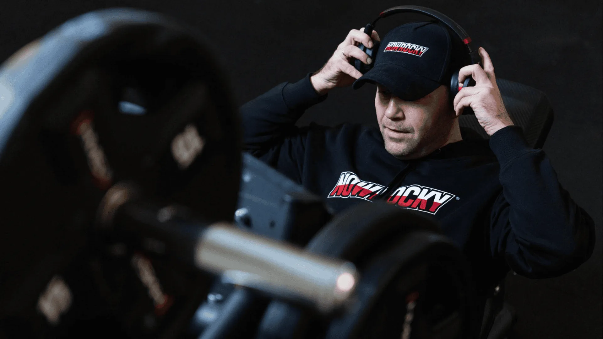 Karol Nawrocki ćwiczący na siłowni.