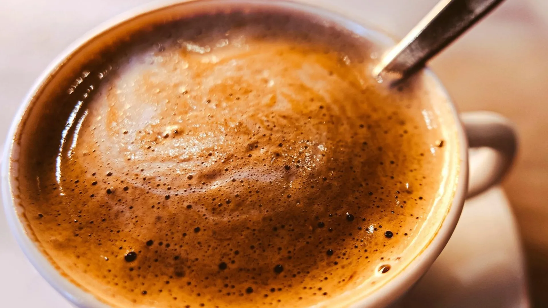 Sypię do kawy codziennie rano. Rozgrzewa, pobudza metabolizm i daje kopa energii