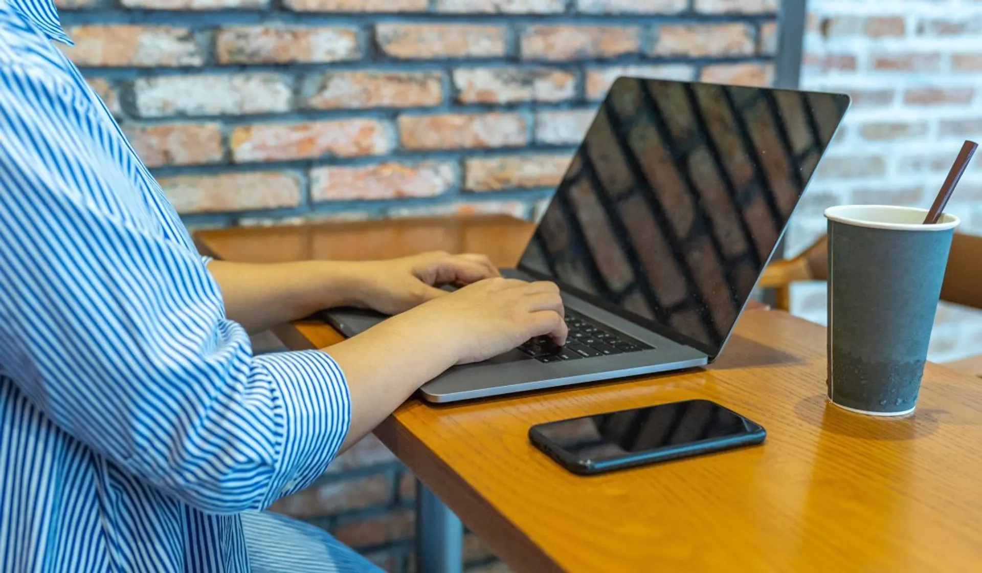 z laptopem w kawiarni