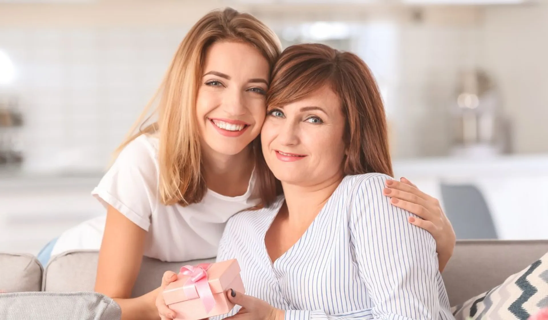 kobieta daje prezent mamie na Dzień Matki