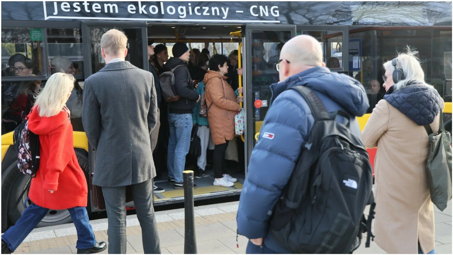 Zasady korzystania z bezpłatnej komunikacji miejskiej przez seniorów w Polsce