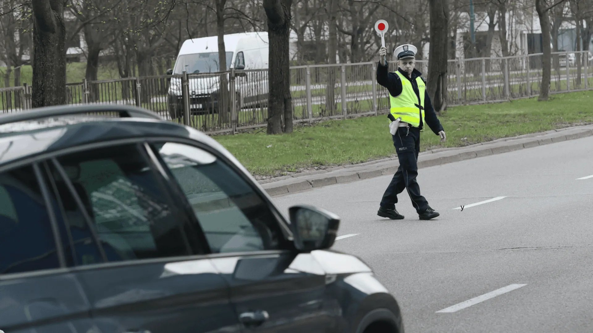 policja zatrzymuje pojazd do kontroli