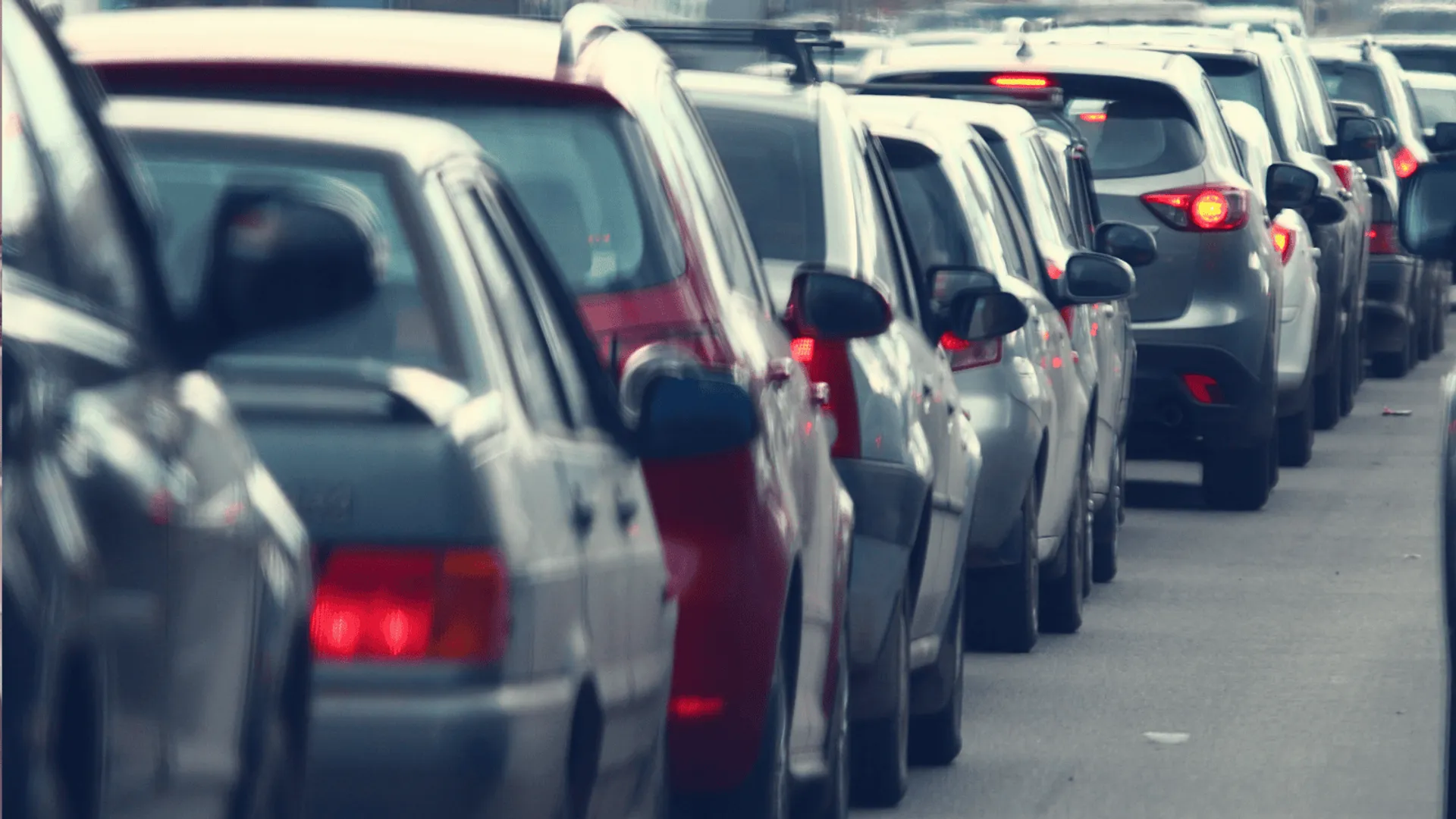 Samochody stojące w długim korku.