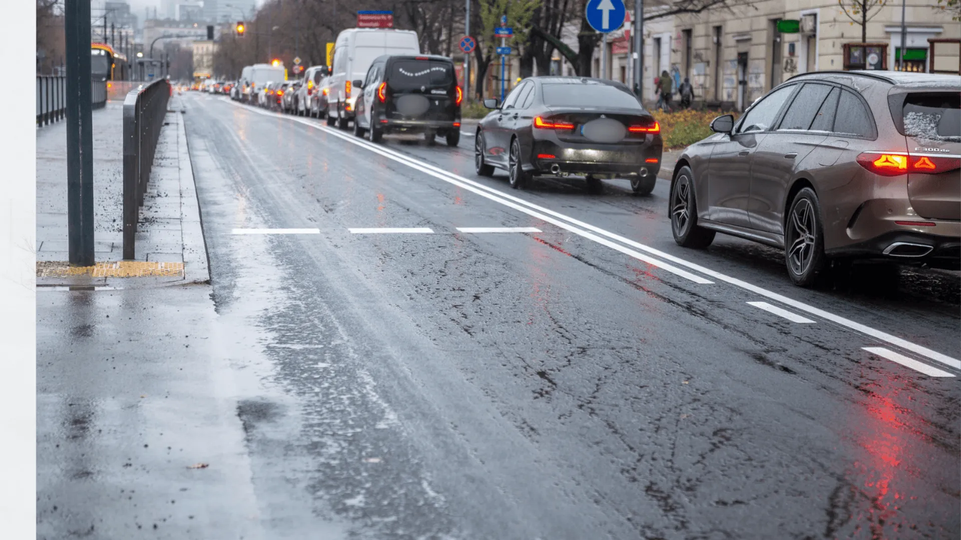 Ruch samochodowy w Warszawie.