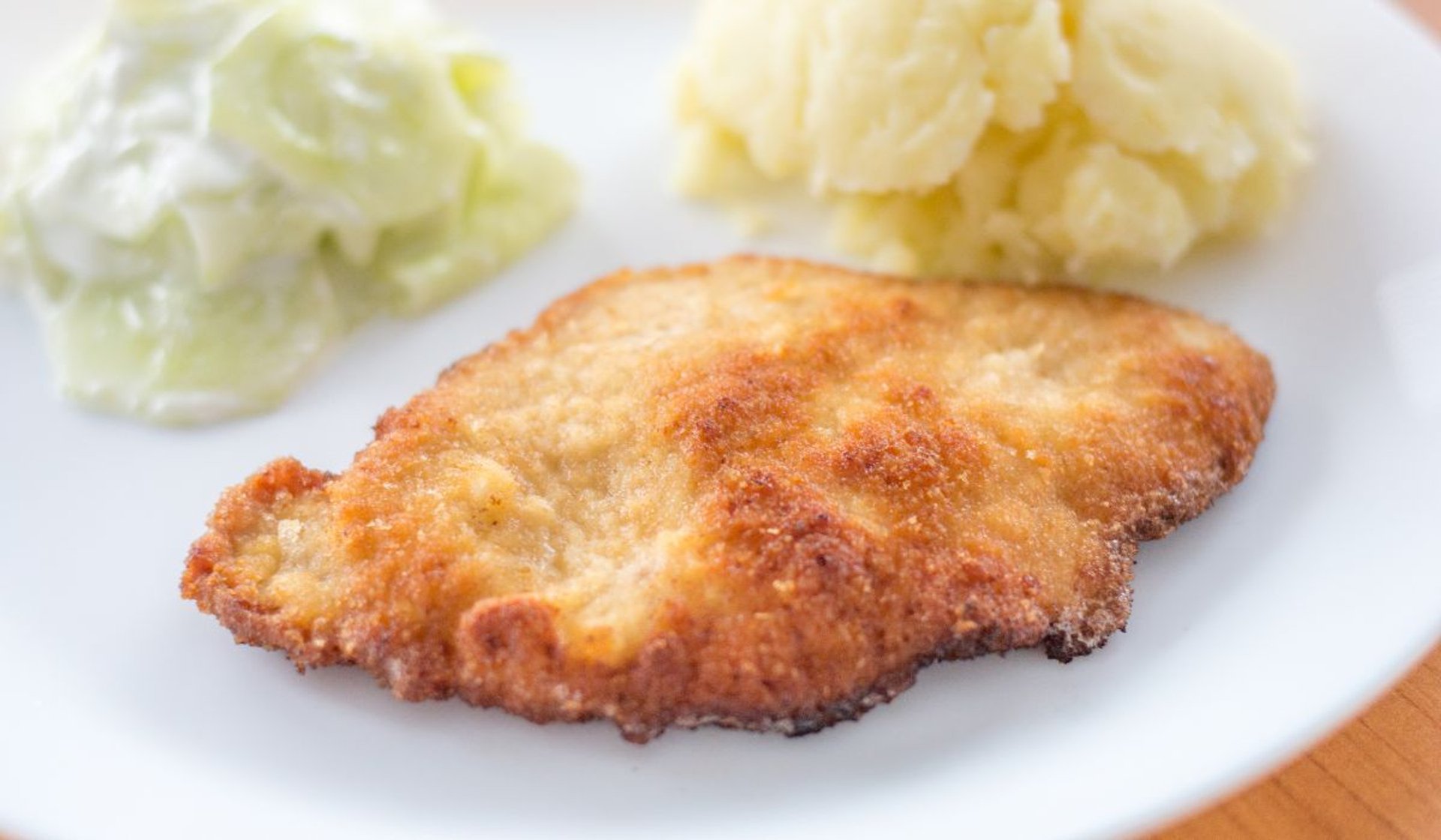 kotlet schabowy na talerzu