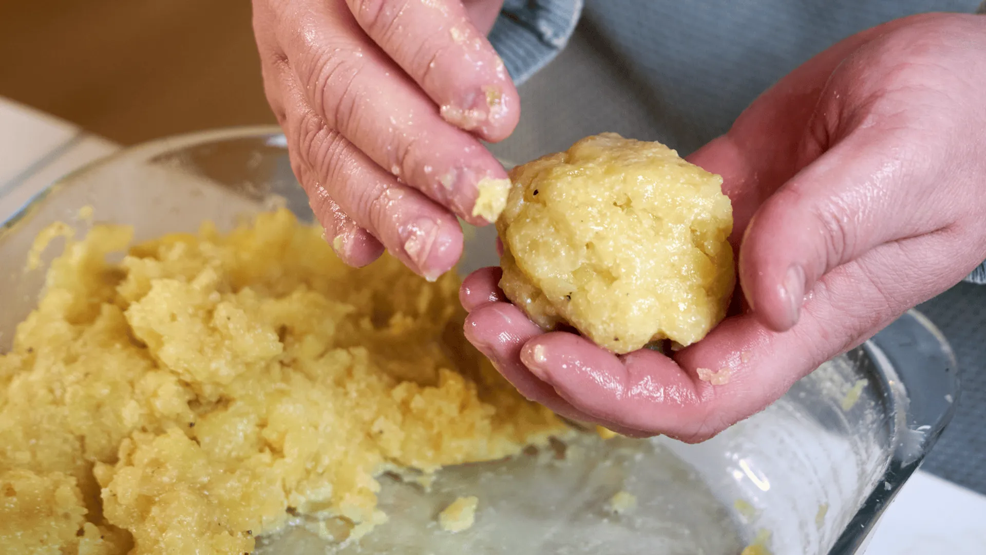 Krokiety ziemniaczane na patelni - łatwy przepis na wykorzystanie ziemniaków