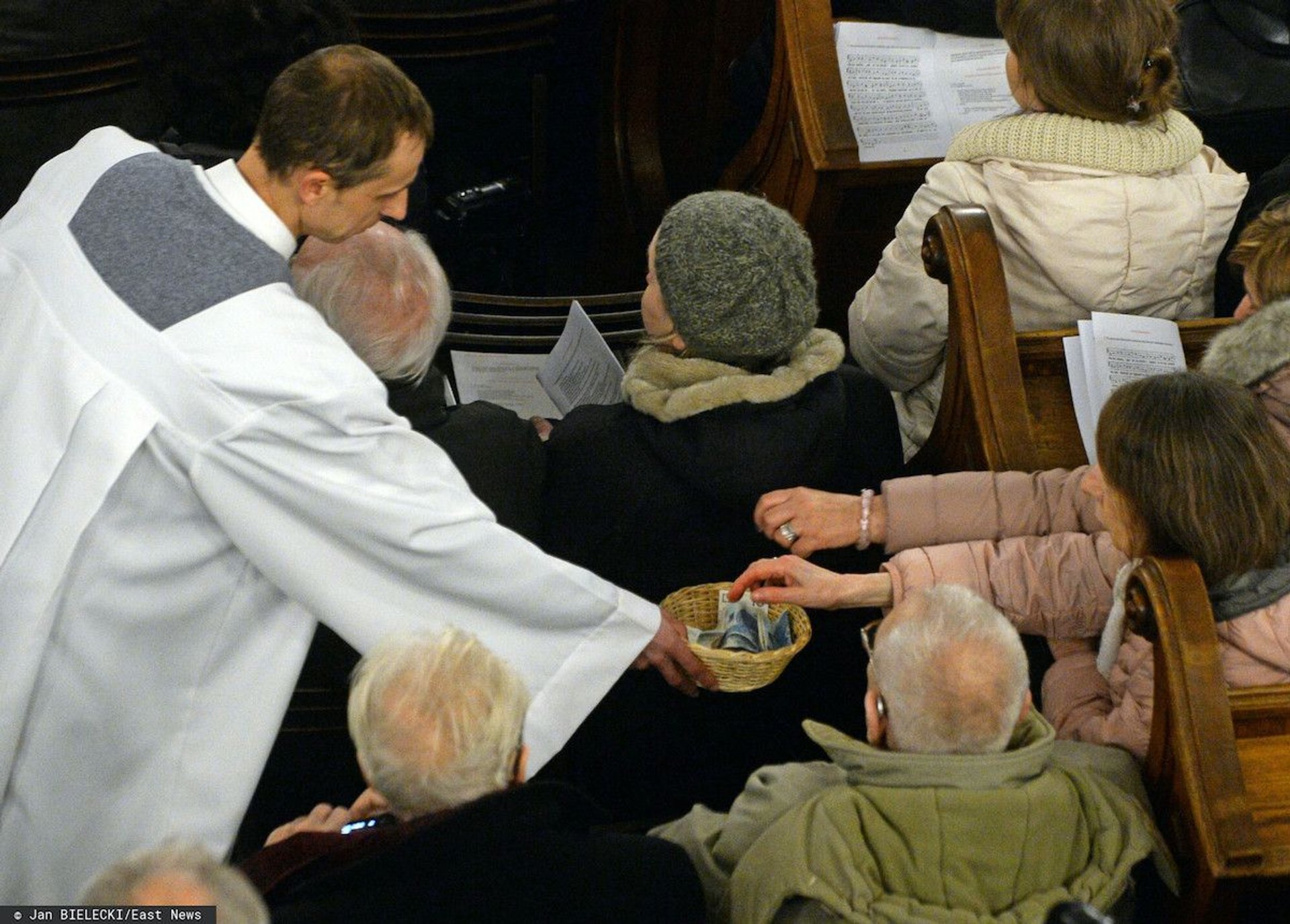 ksiądz pieniądze taca kościół