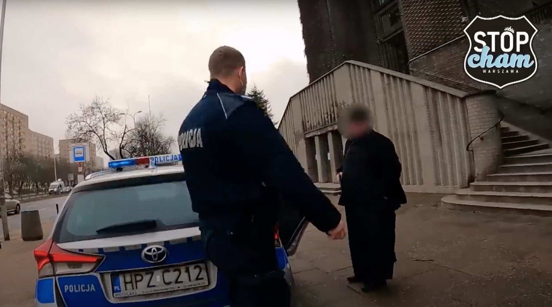 Ksiądz kłócił się z policjantami, którzy chcieli ukarać kierowców jeżdżących po chodniku pod kościołem