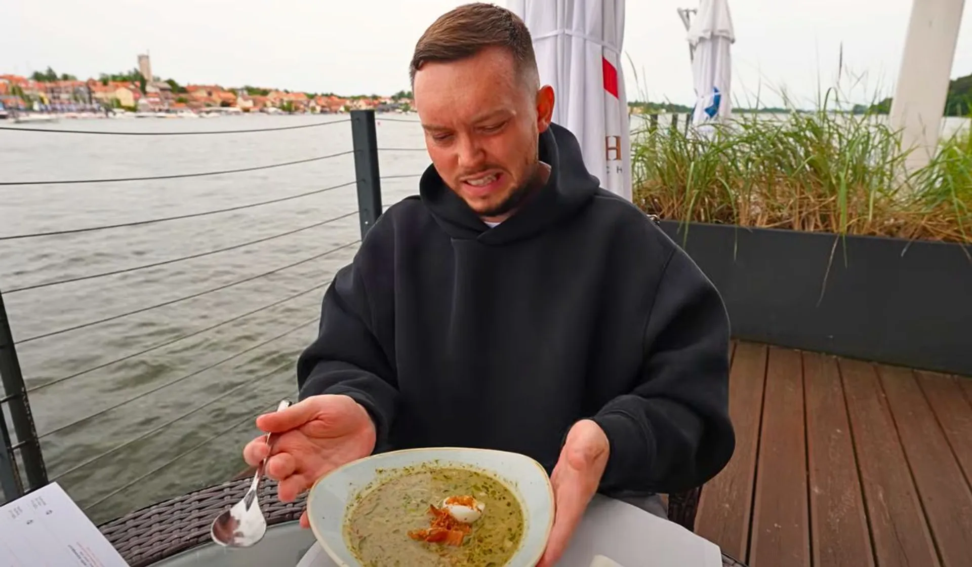 Książulo je zupę w restauracji