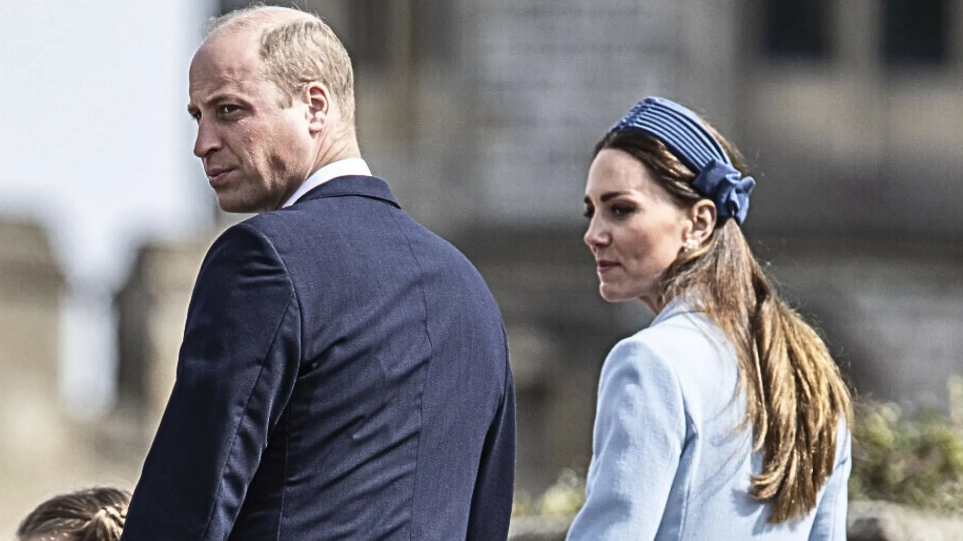 Czarno-białe zdjęcie Kate na profilu poważnej stacji