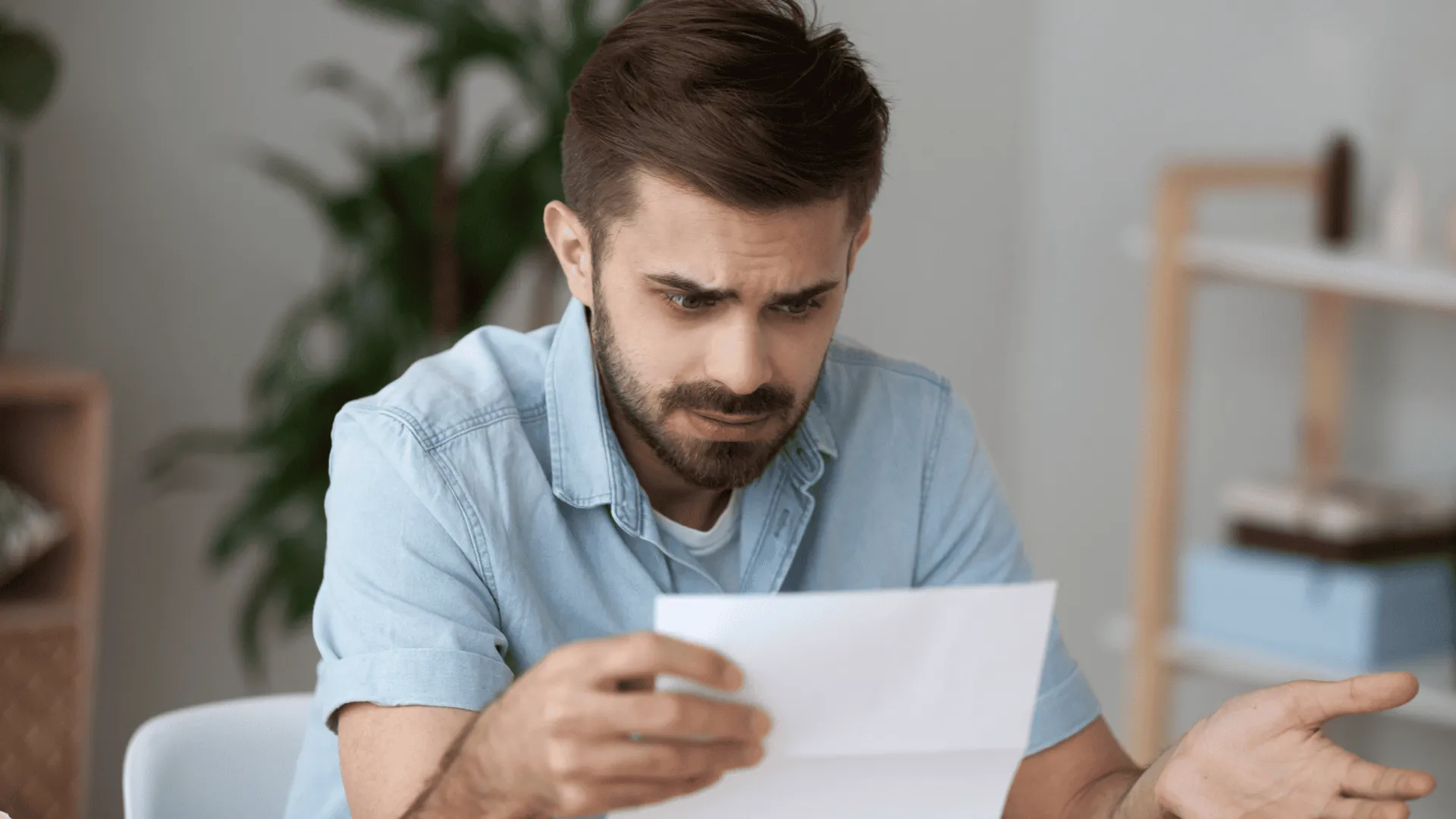 Niezadowolony mężczyzna czyta list