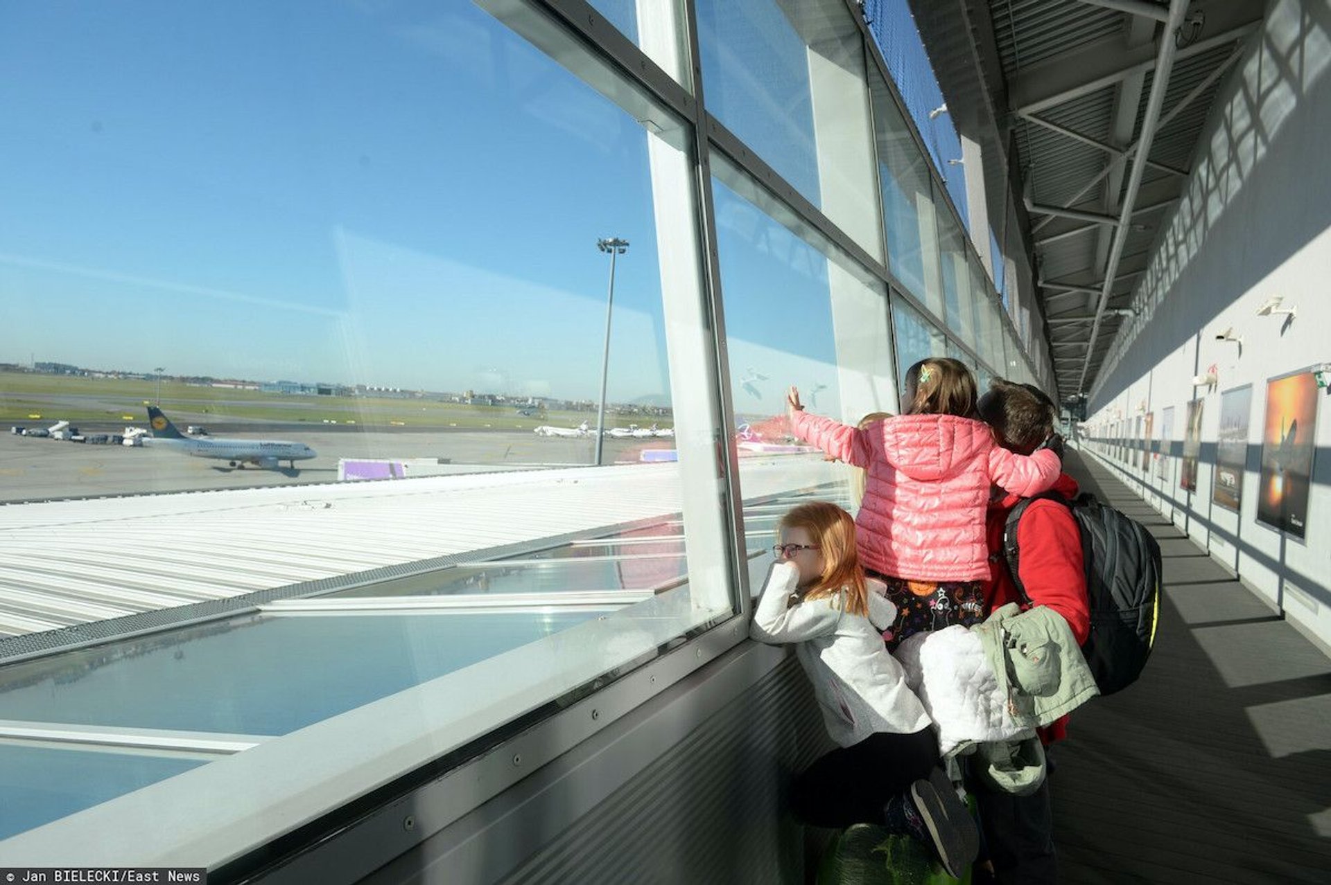 samolot dziecko rodzina lotnisko