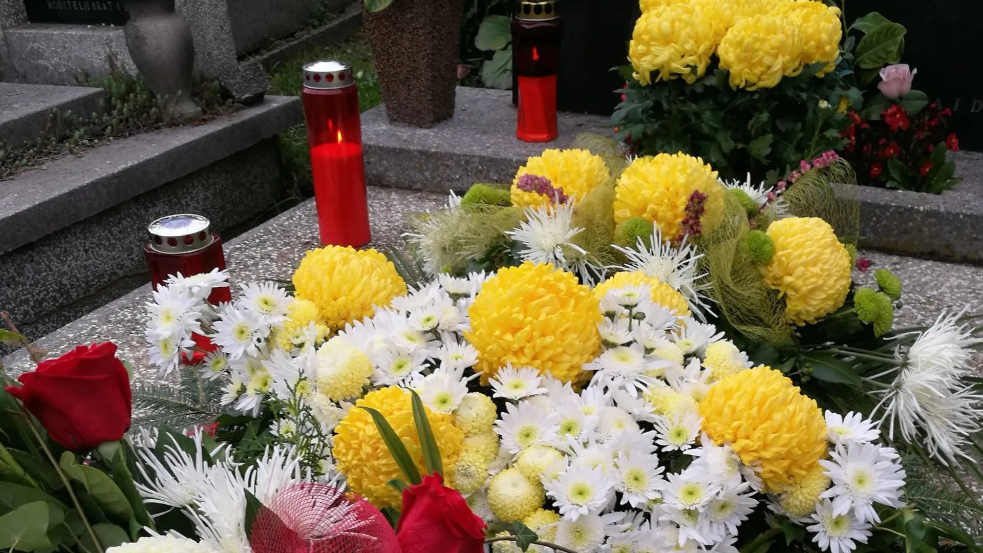Znicze i wiązanki na grobie