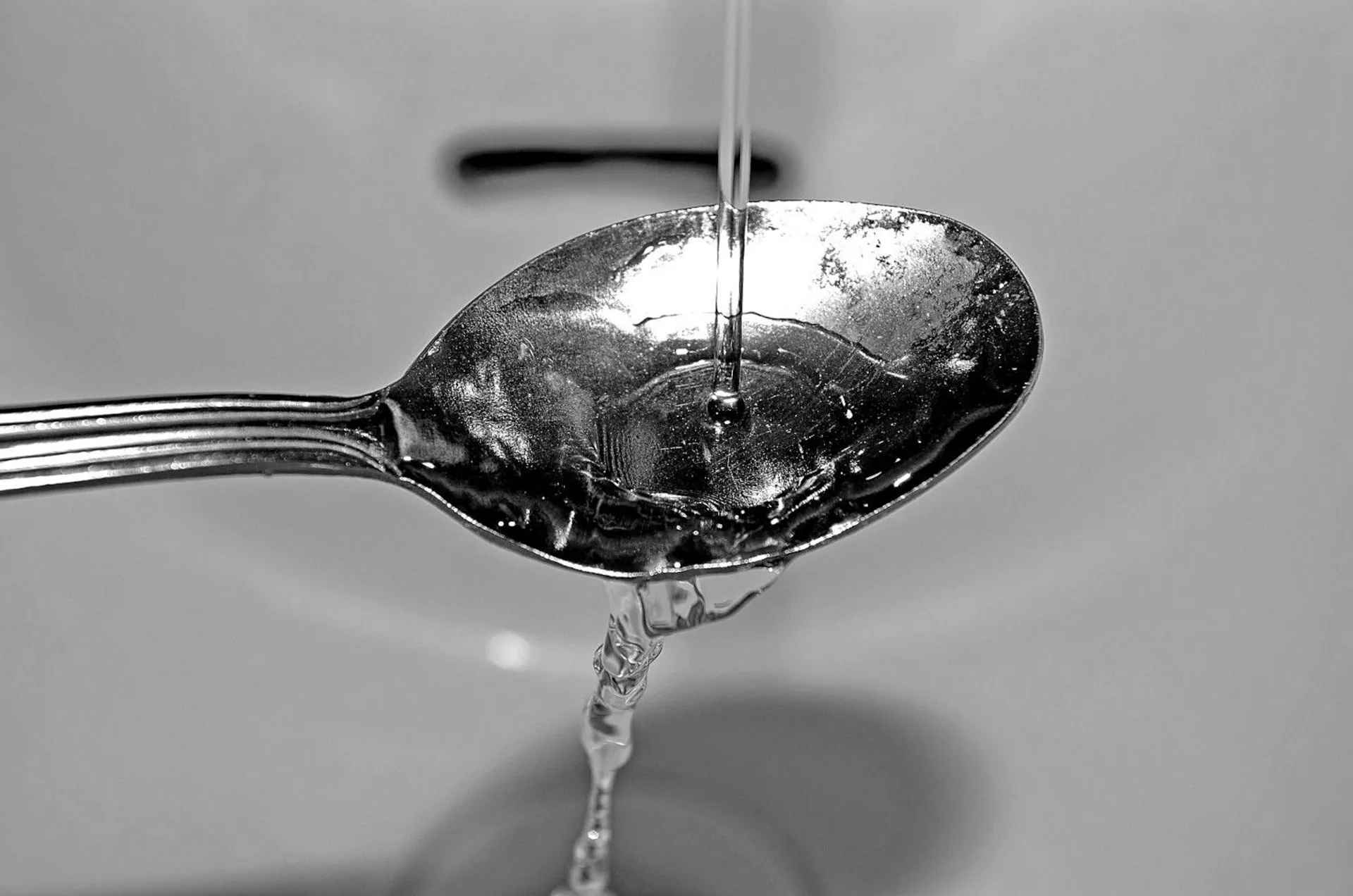 kobieta z wnuczką robią pranie