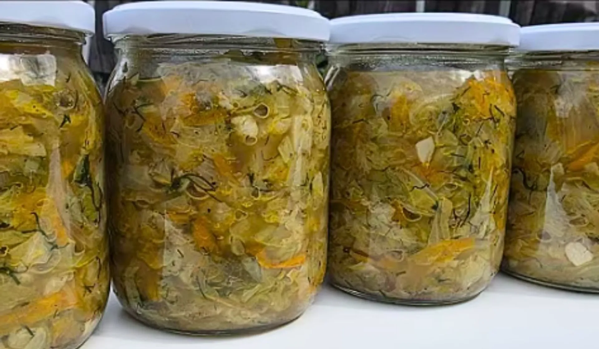 kapusta w słoikach