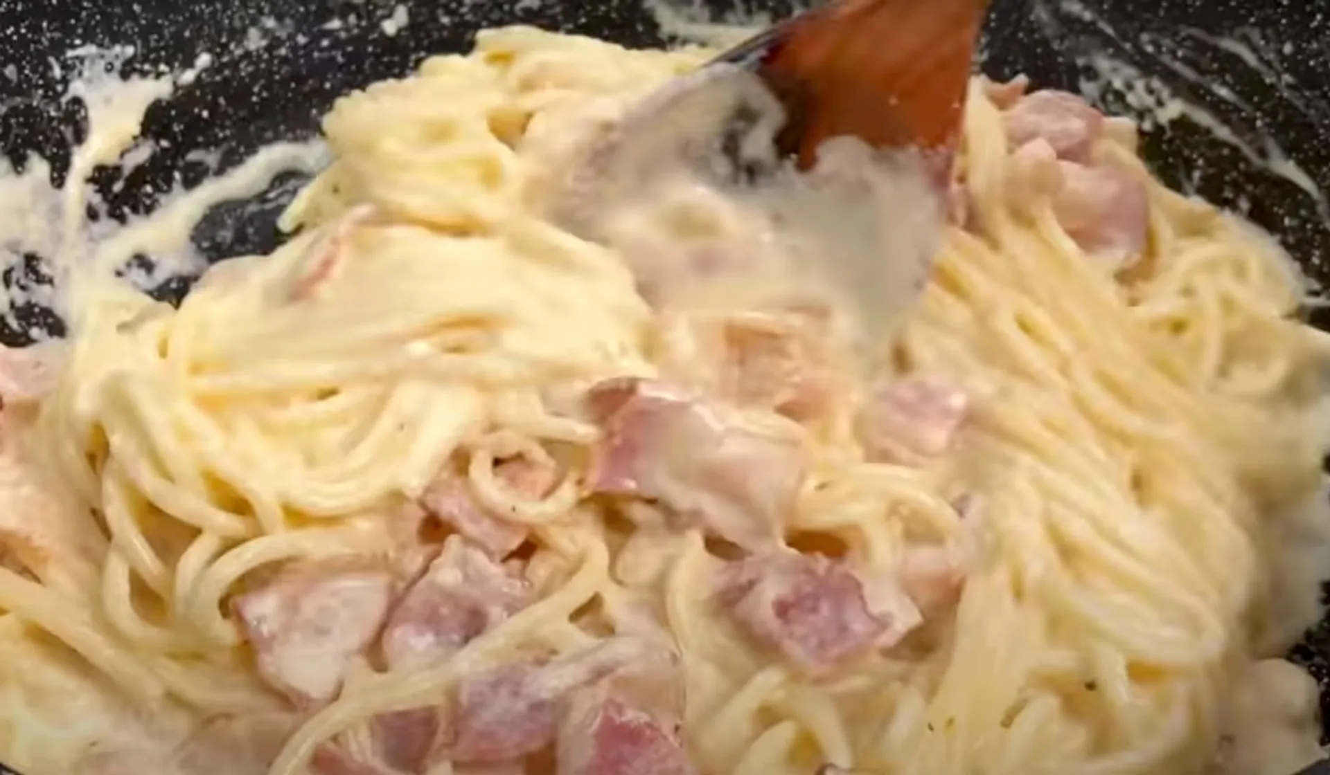 makaron z boczkiem na patelni