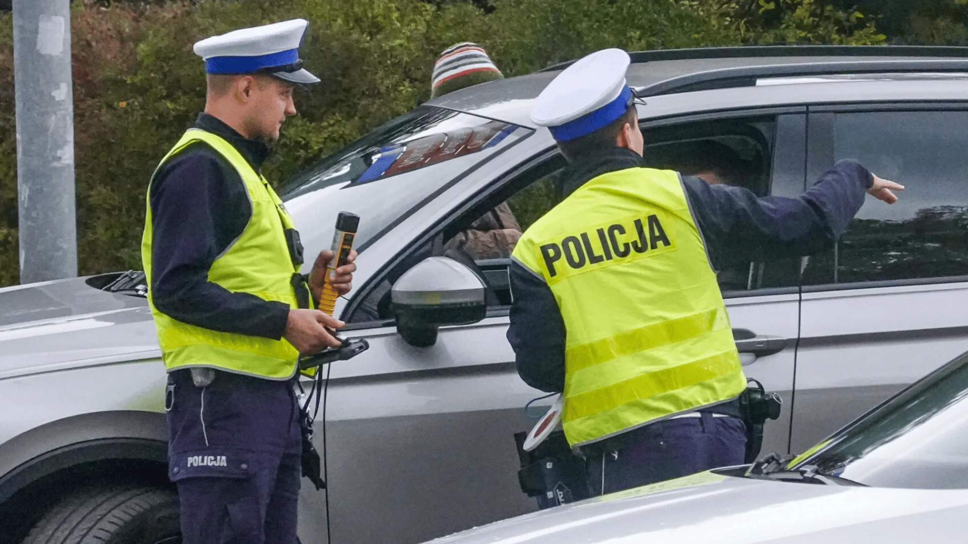 policja przy samochodzie