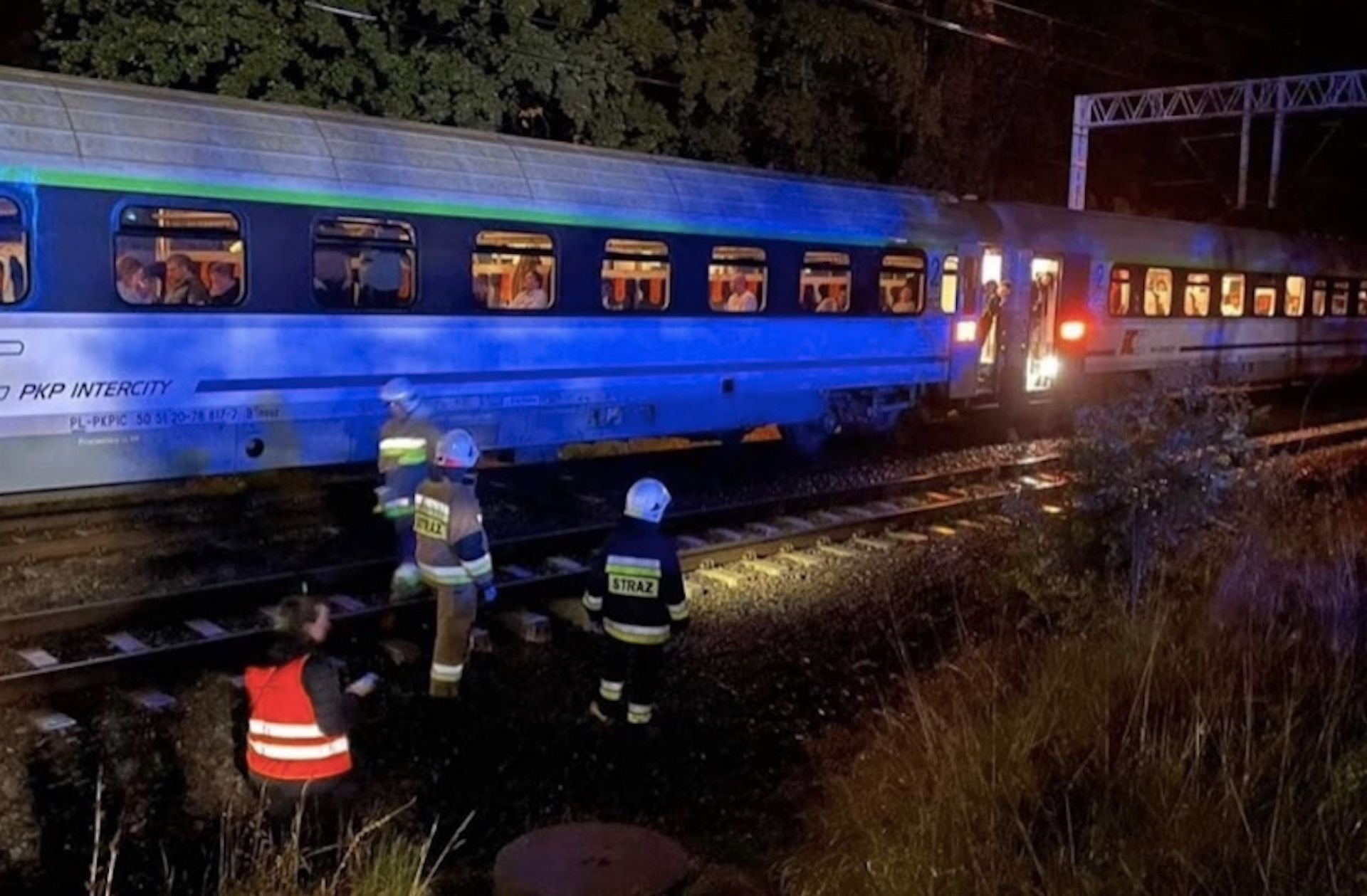Mazowsze: samochód wypadł z łuku drogi, chwilę później nadjechał pociąg