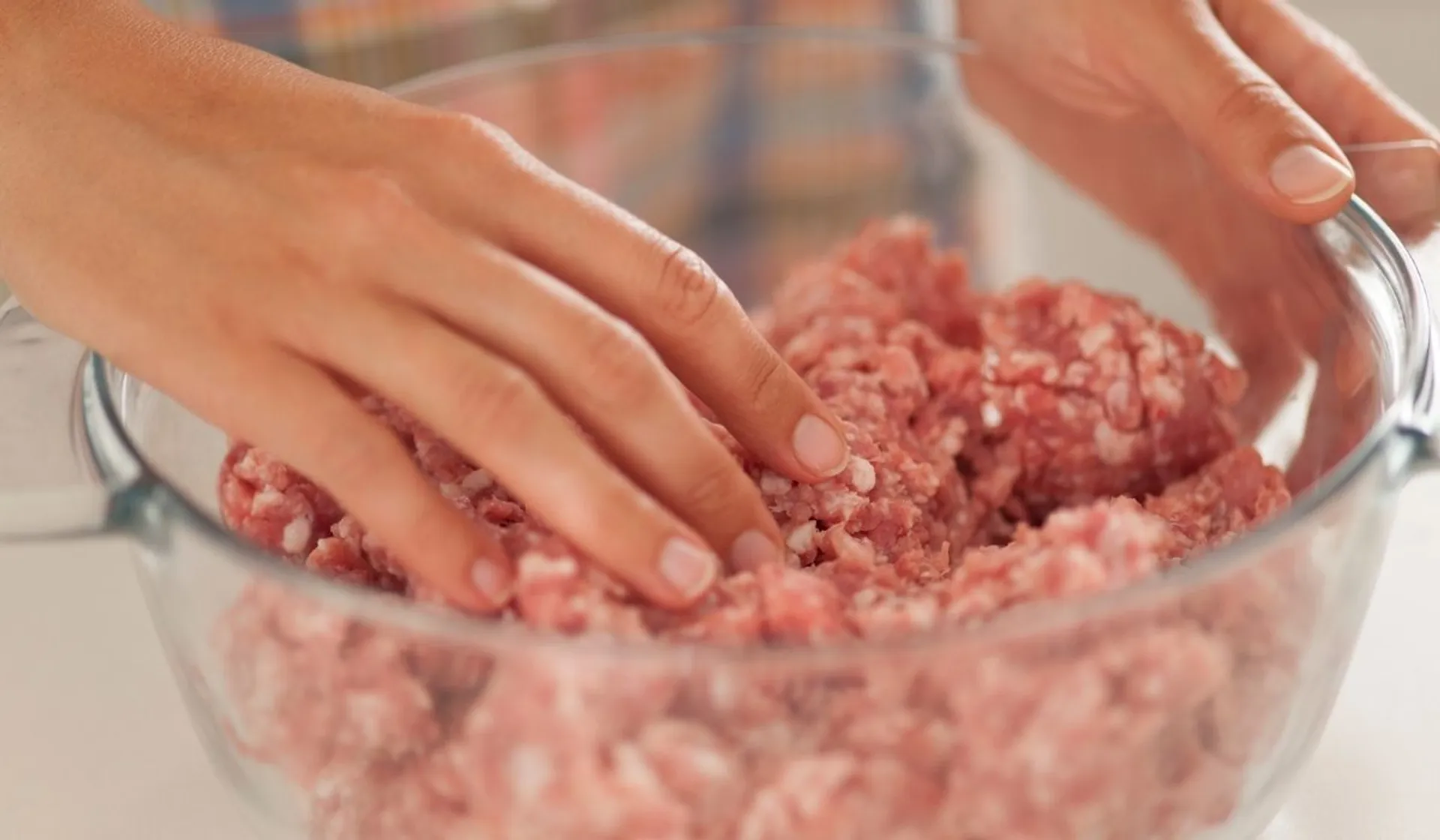 wyrabianie mięsa mielonego