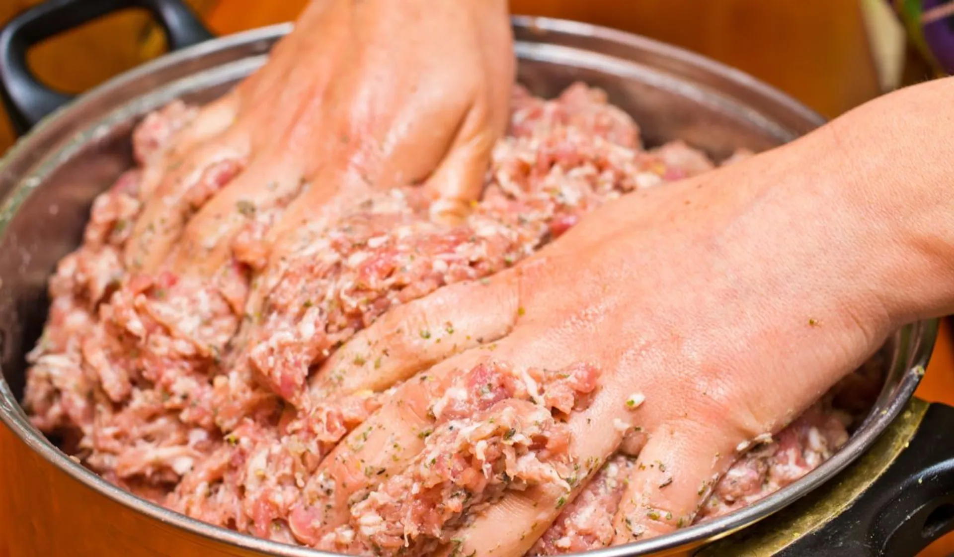 mieszanie mięsa mielonego 