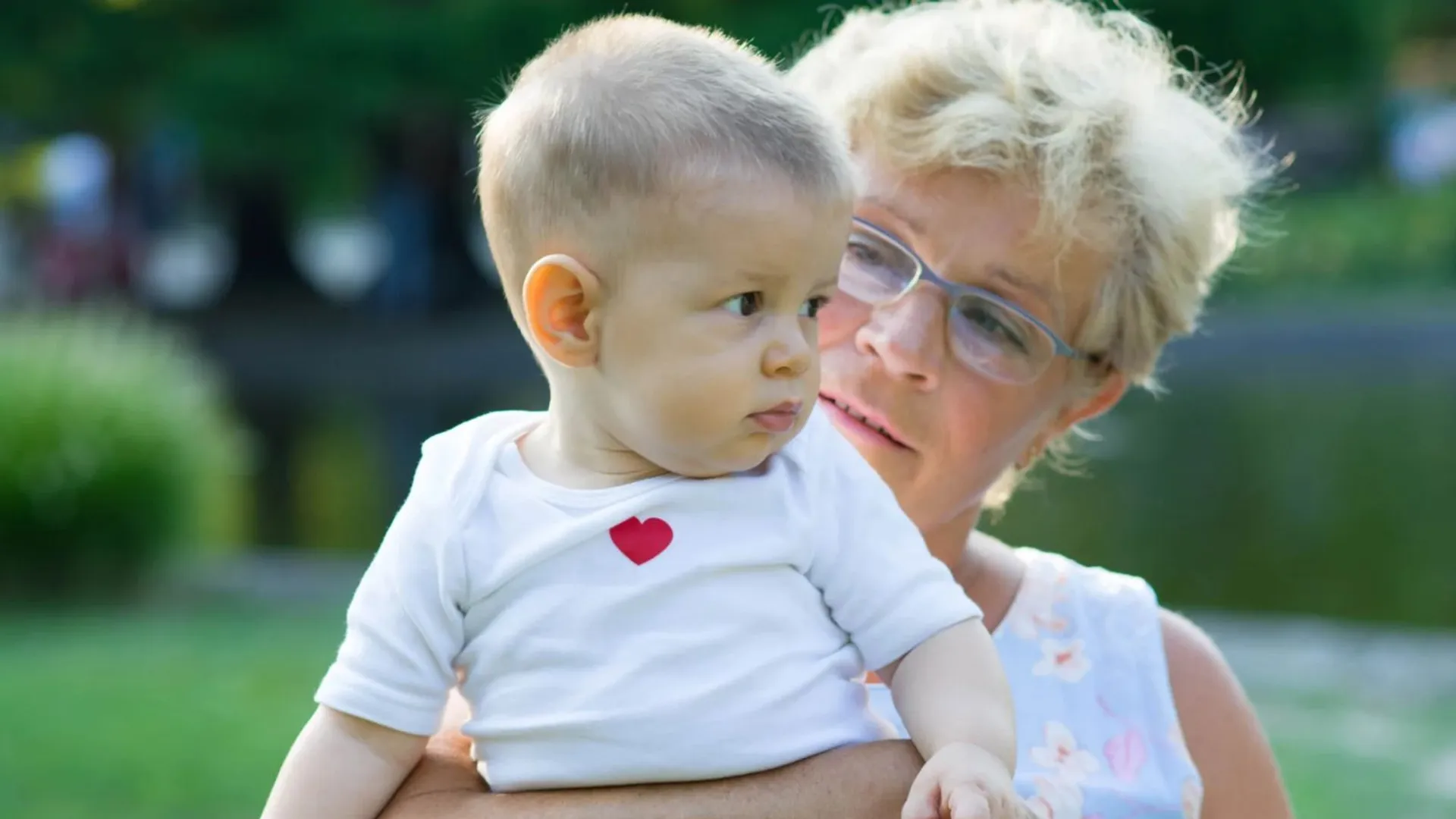 Babcia z wnuczkiem