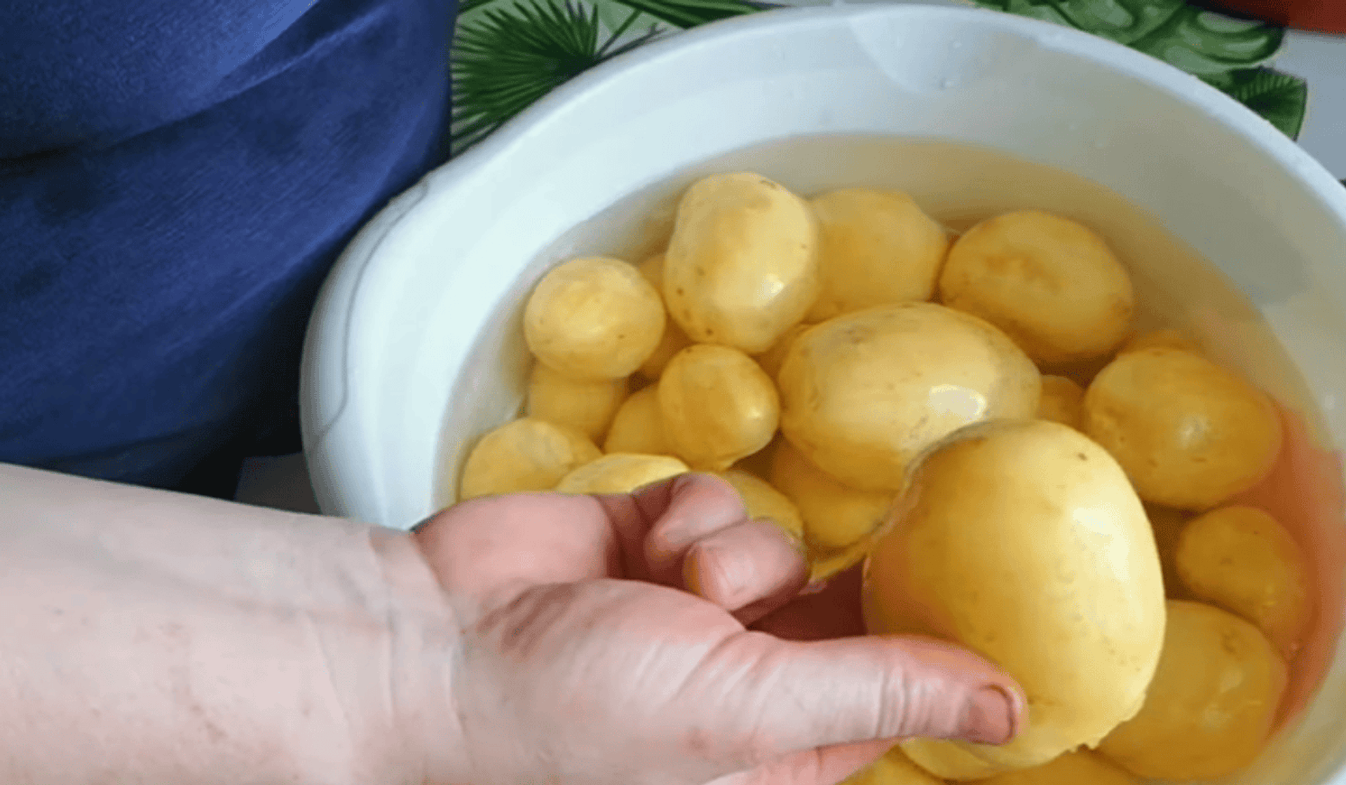 mycie młodych ziemniaków