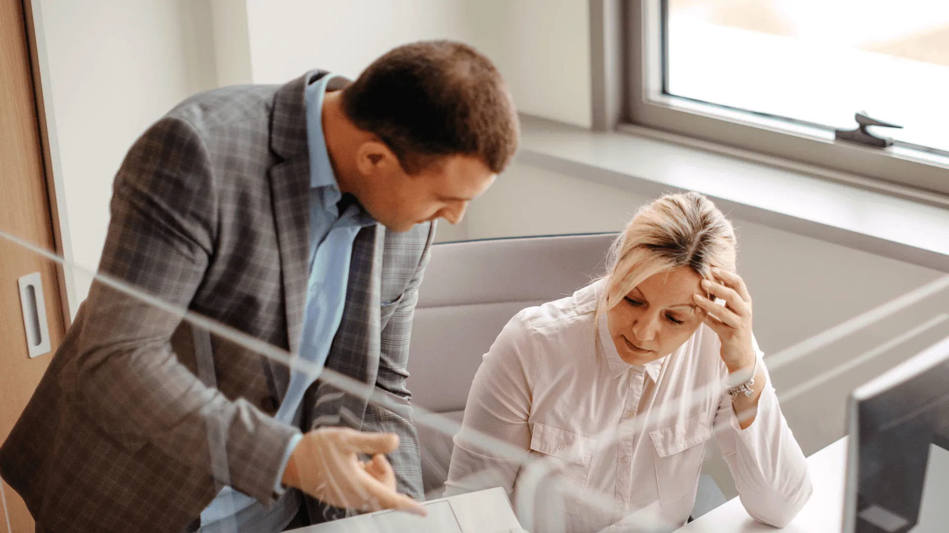 praca, mobbing, niebieska karta