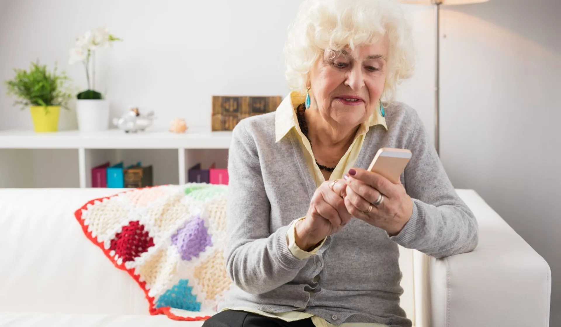 Seniorka z telefonem komórkowym