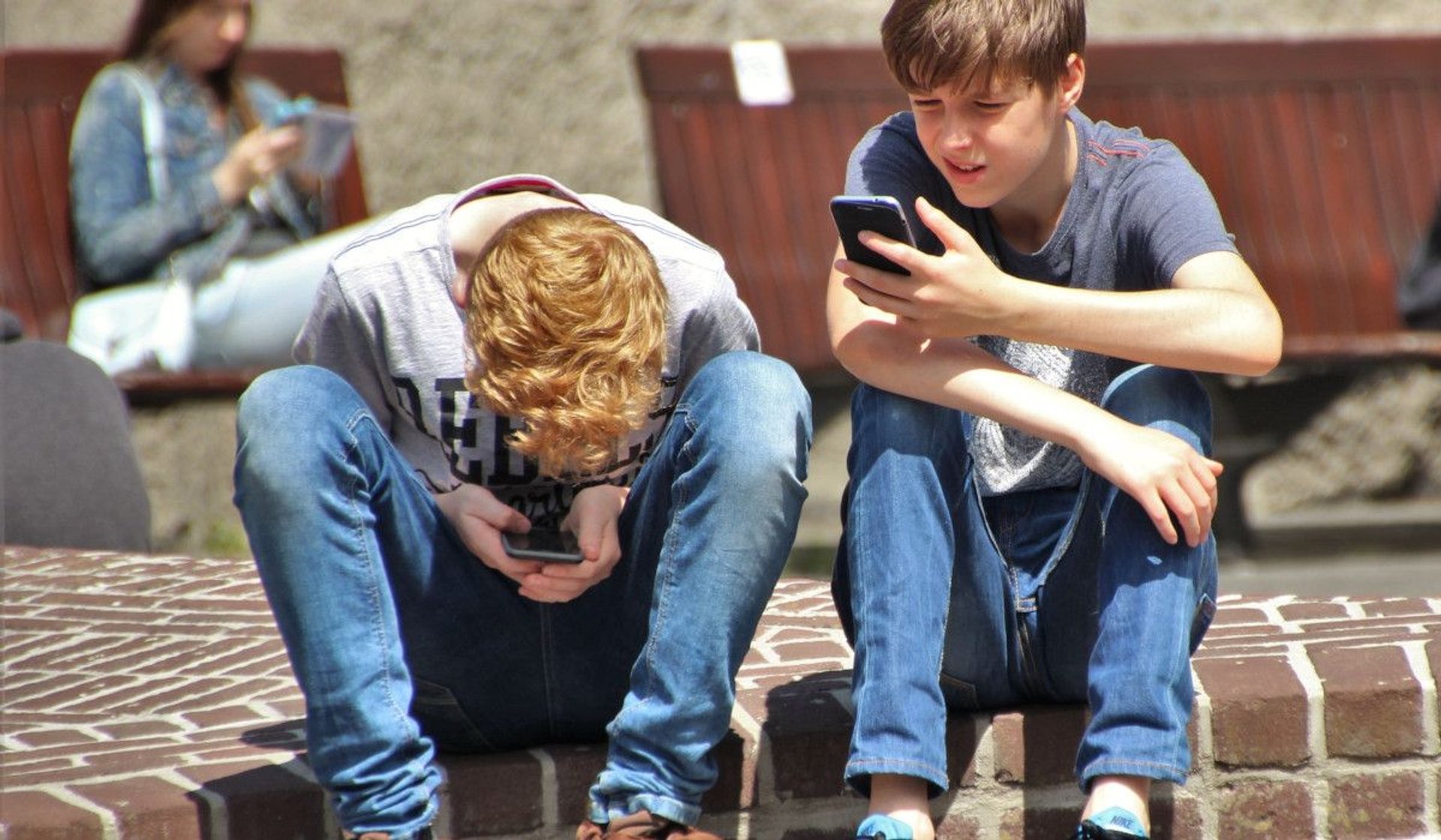 nastolatki wpatrzone w telefony