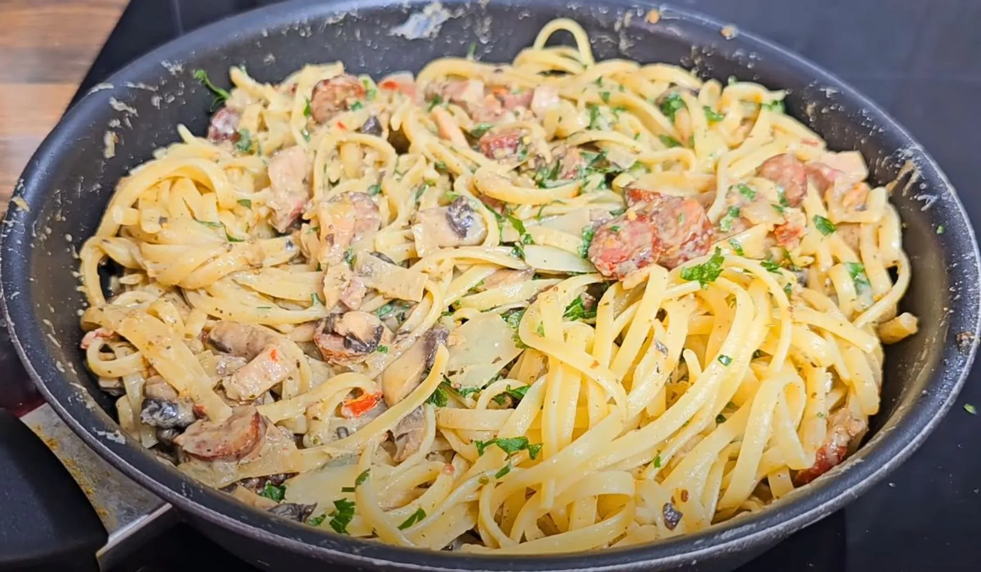 danie z makaronu na patelni 