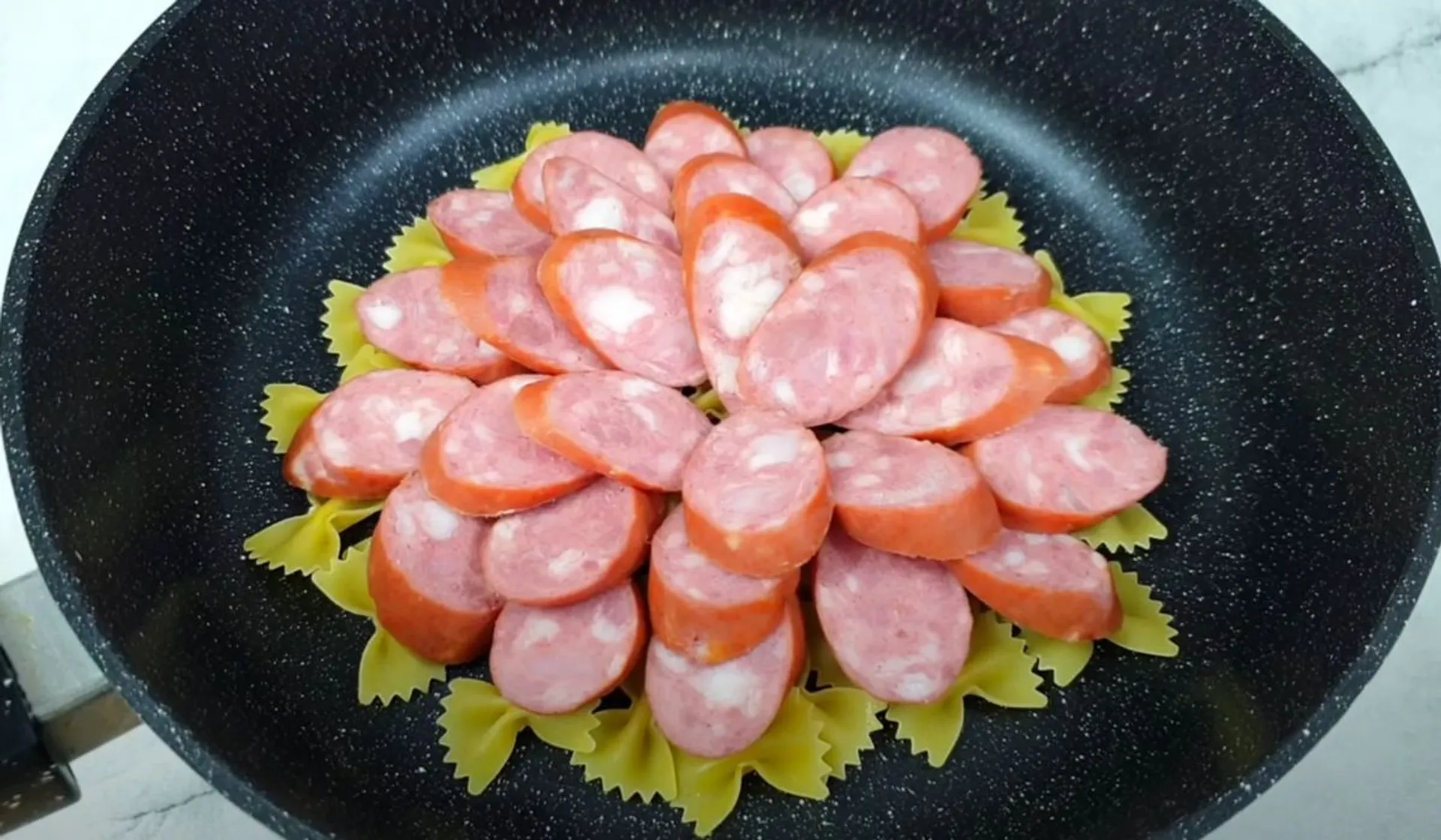 kiełbasa z makaronem na patelni 